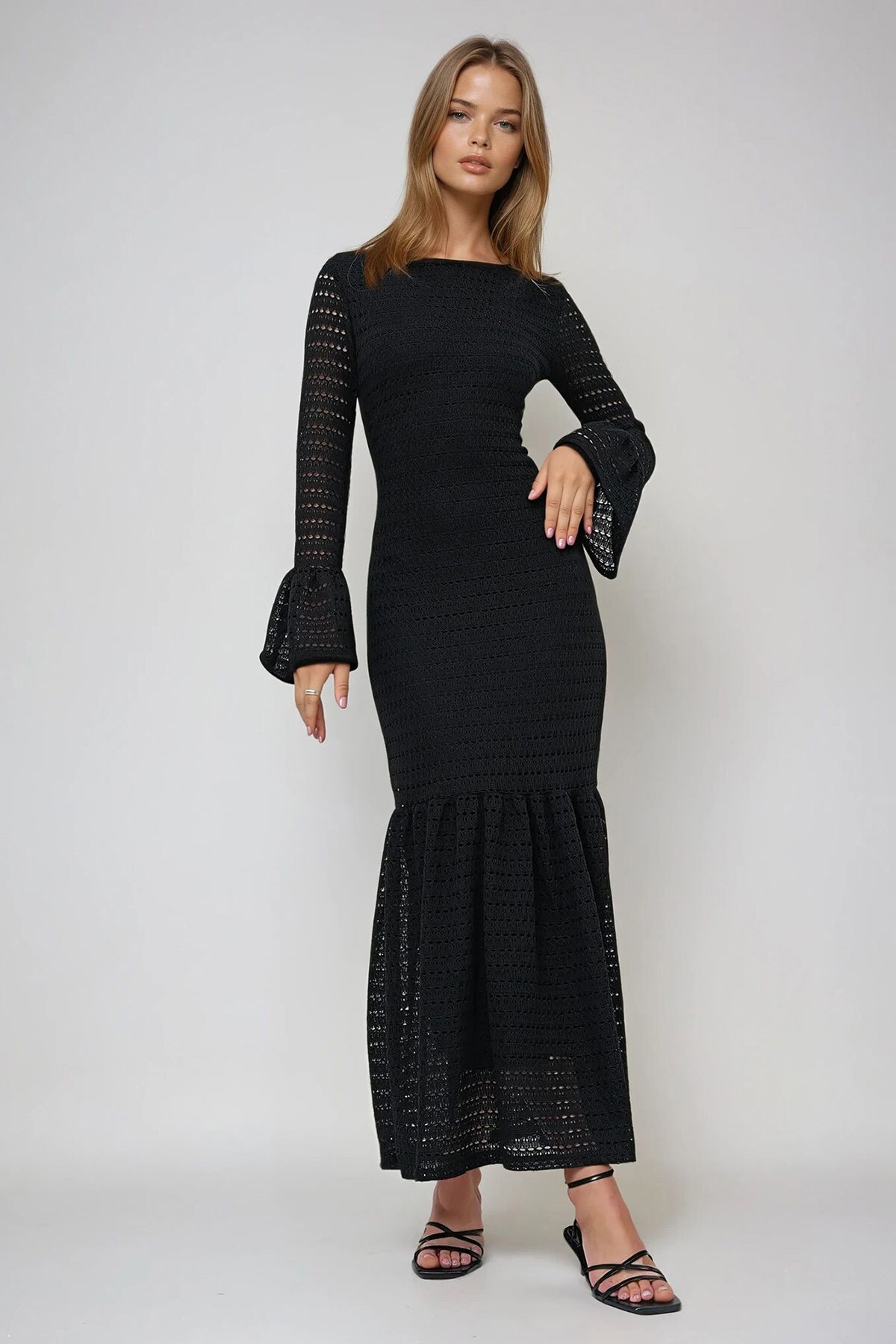 Siyah Sırtı Açık İçi Astarlı  Kolu Ve Eteği Volanlı Yazlık Triko Elbise