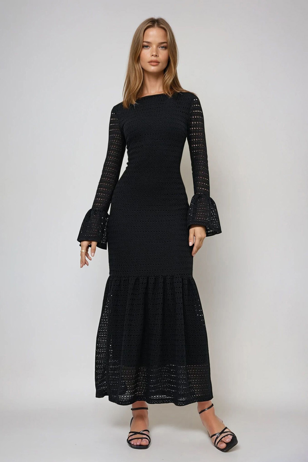 Siyah Sırtı Açık İçi Astarlı  Kolu Ve Eteği Volanlı Yazlık Triko Elbise