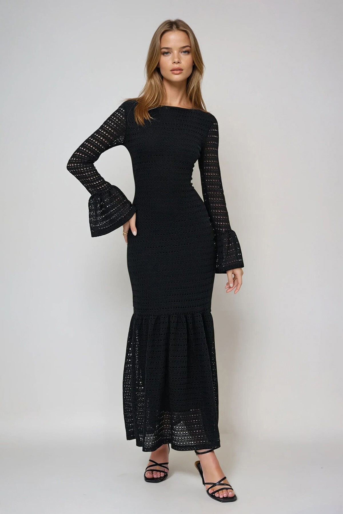 Siyah Sırtı Açık İçi Astarlı  Kolu Ve Eteği Volanlı Yazlık Triko Elbise