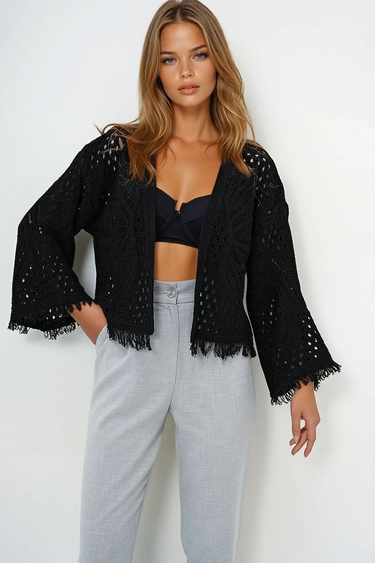 Siyah Sırtı Kelebek Motifli Püsküllü Mevsimlik Hırka