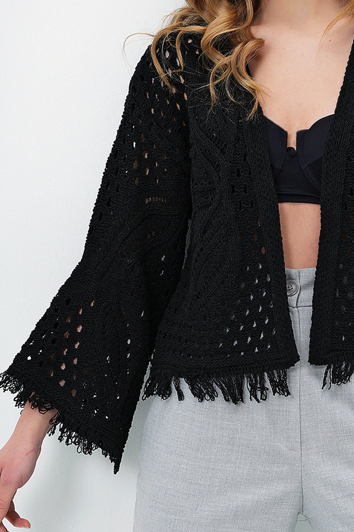 Siyah Sırtı Kelebek Motifli Püsküllü Mevsimlik Hırka