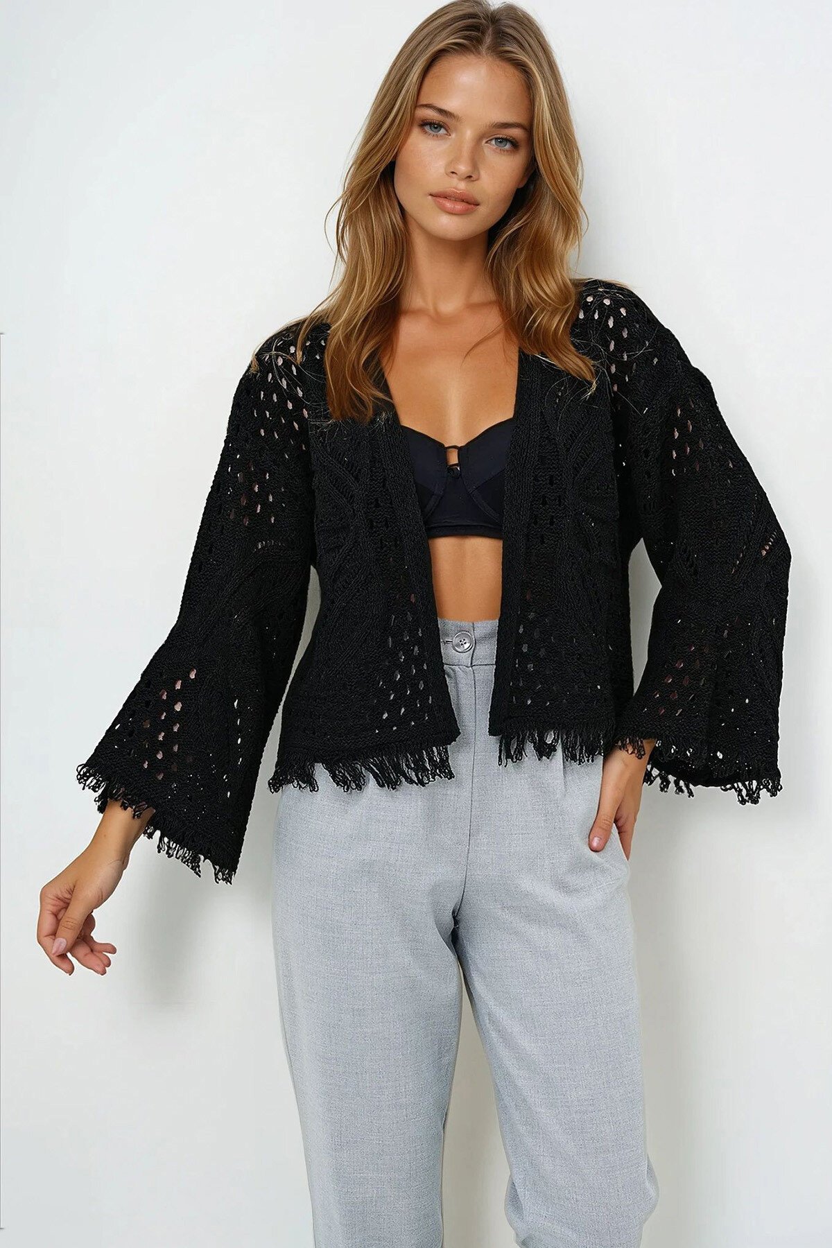 Siyah Sırtı Kelebek Motifli Püsküllü Mevsimlik Hırka