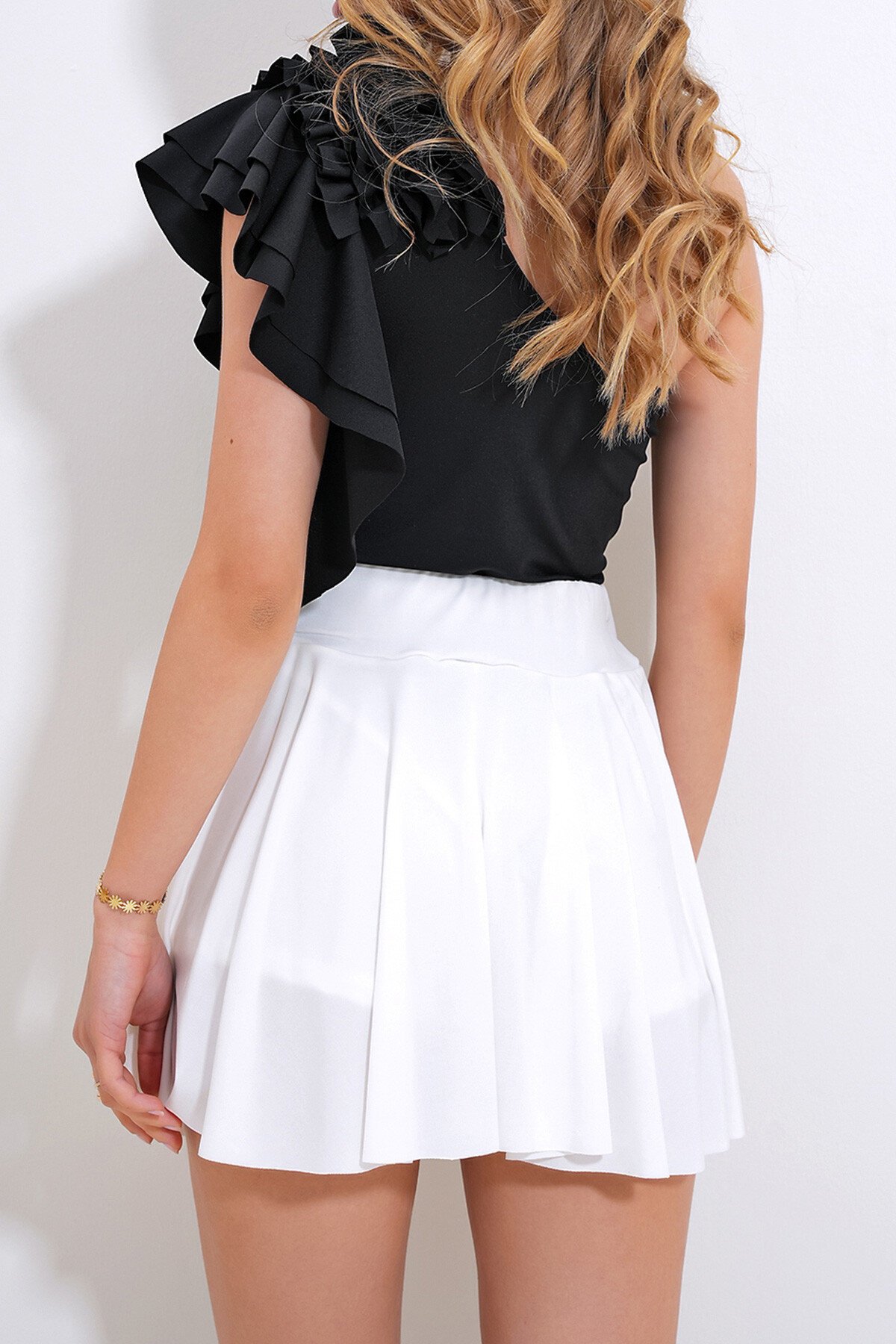 Siyah Tek Omuz Detaylı Alttan Çıtçıtlı Bluz