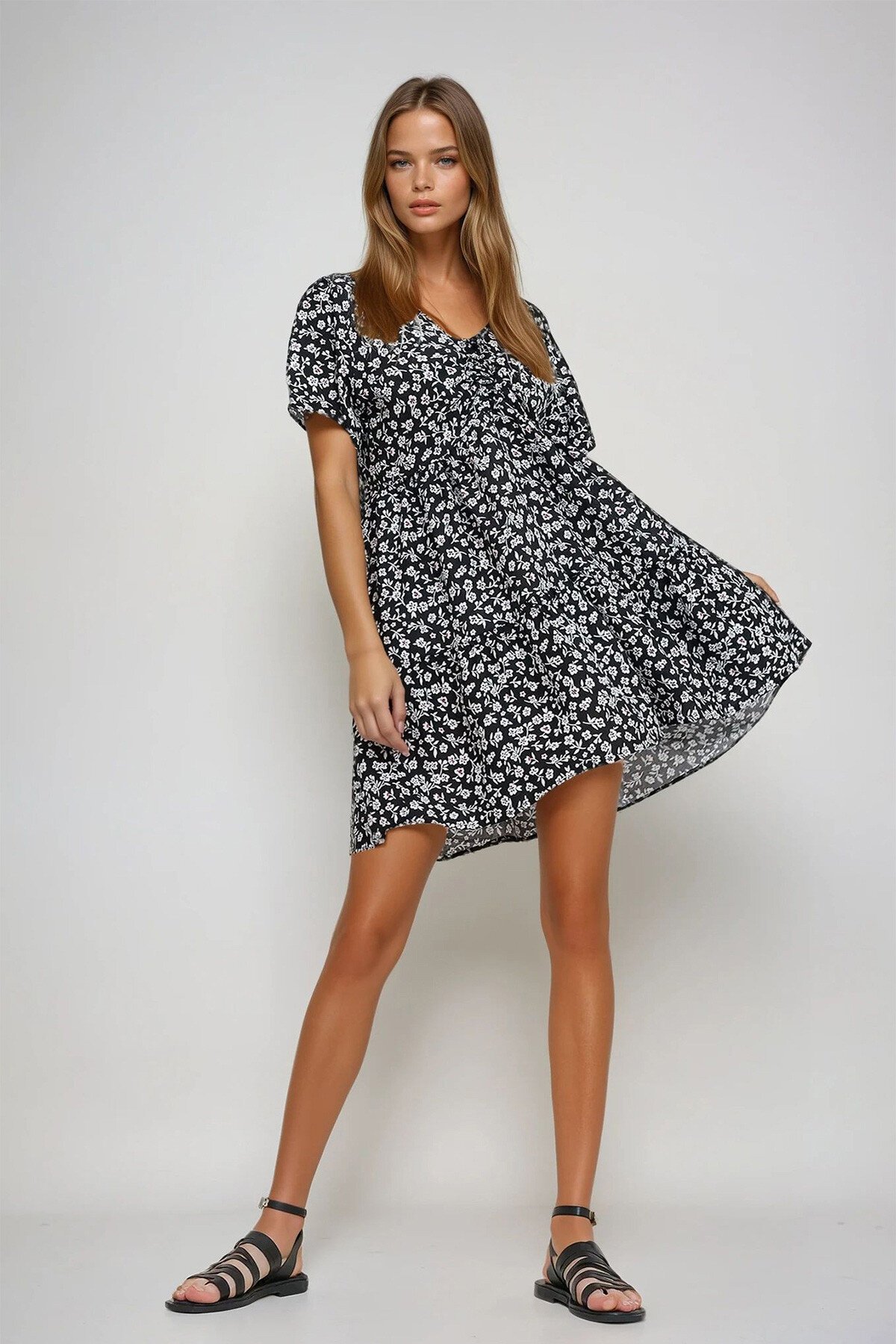 Siyah V Yaka Çiçek Desenli Eteği Volanlı Dokuma Elbise