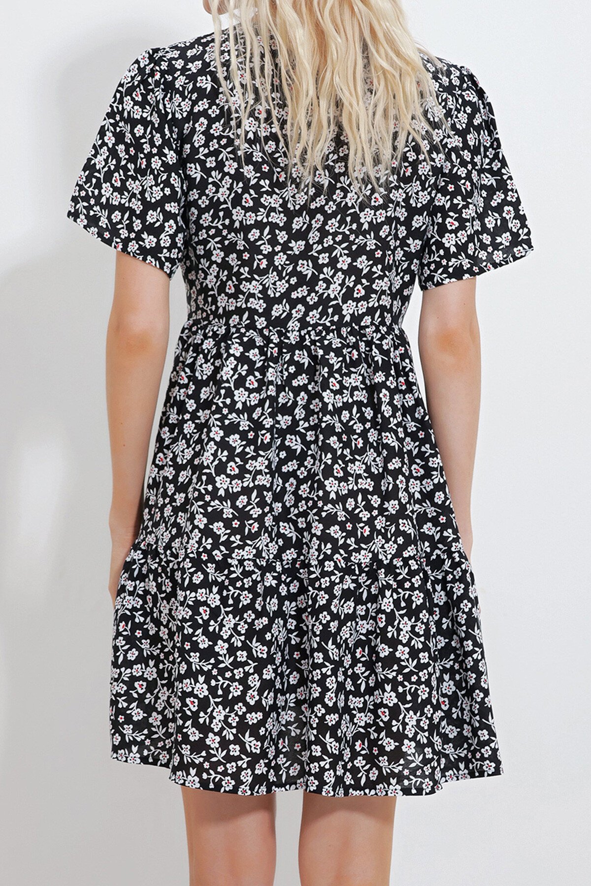 Siyah V Yaka Çiçek Desenli Eteği Volanlı Dokuma Elbise