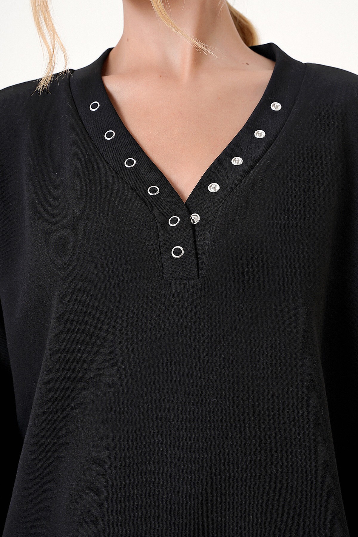 Siyah V Yaka Çıtçıt Detaylı Oversize Mevsimlik Sweatshirt