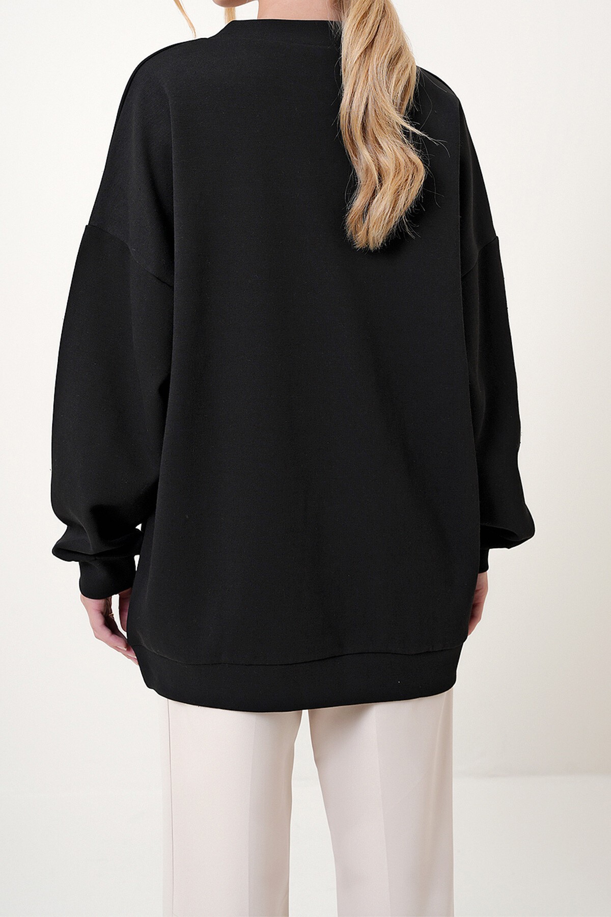 Siyah V Yaka Çıtçıt Detaylı Oversize Mevsimlik Sweatshirt