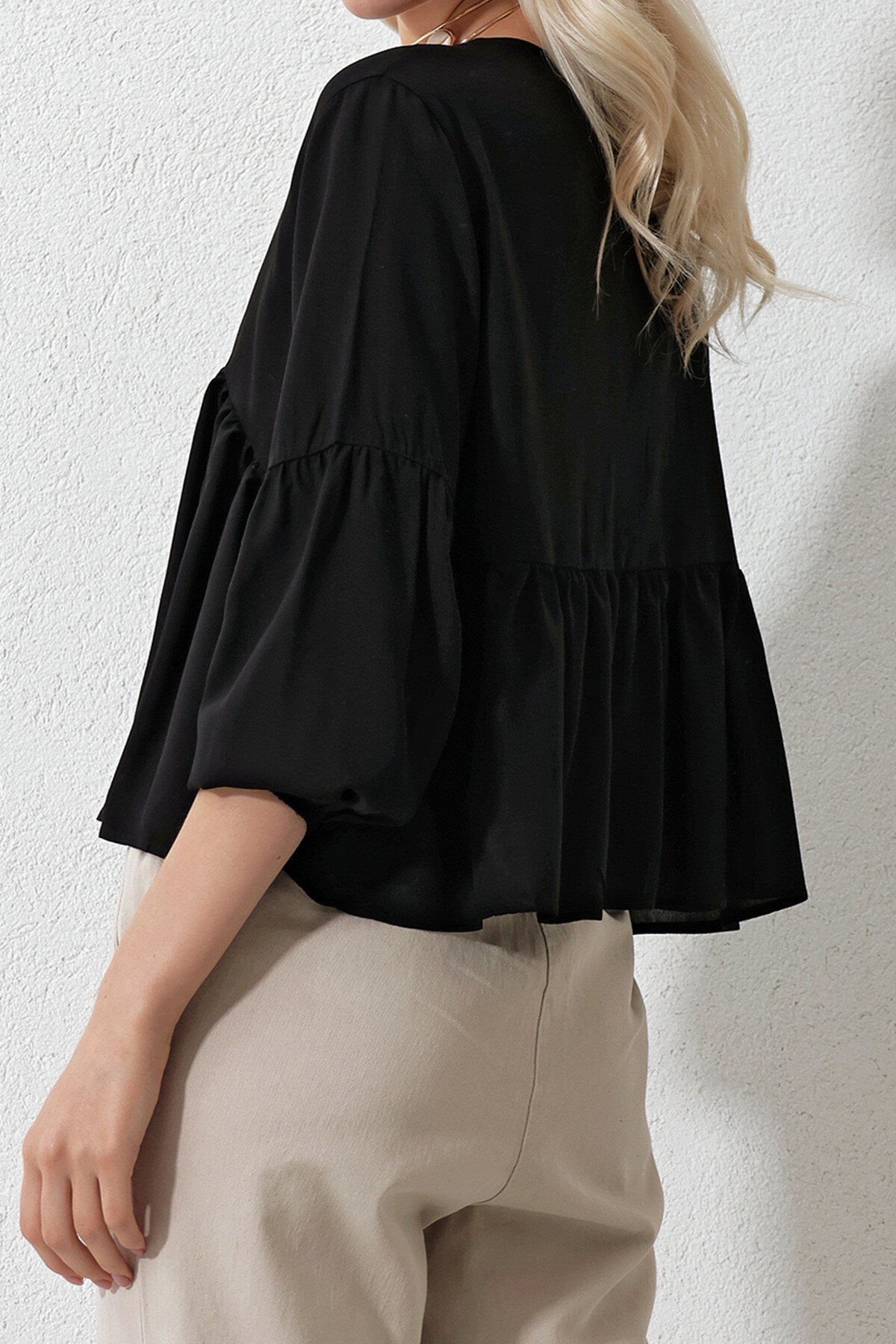 Siyah V Yaka Düğme Detaylı Büzgülü Dokuma Bluz