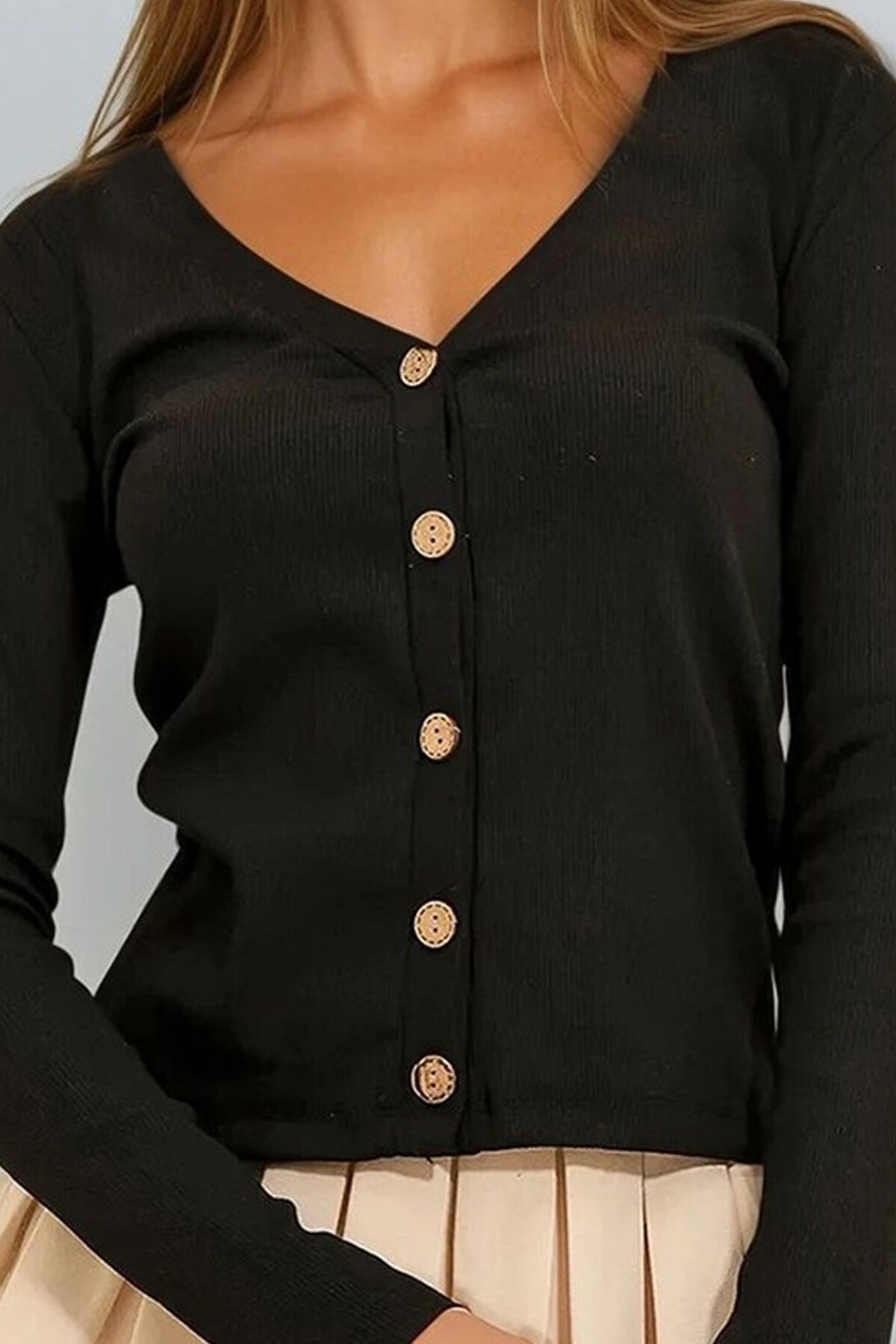 Siyah V Yaka Düğme Detaylı Fitilli Örme Hırka