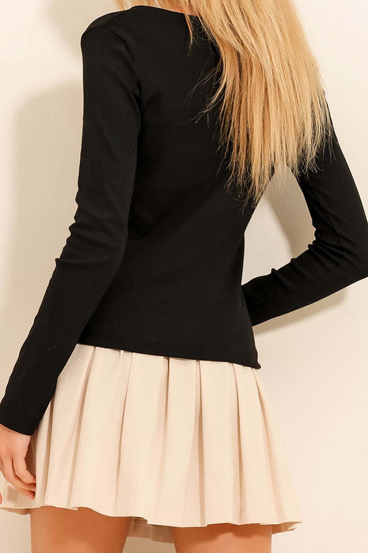 Siyah V Yaka Düğme Detaylı Fitilli Örme Hırka