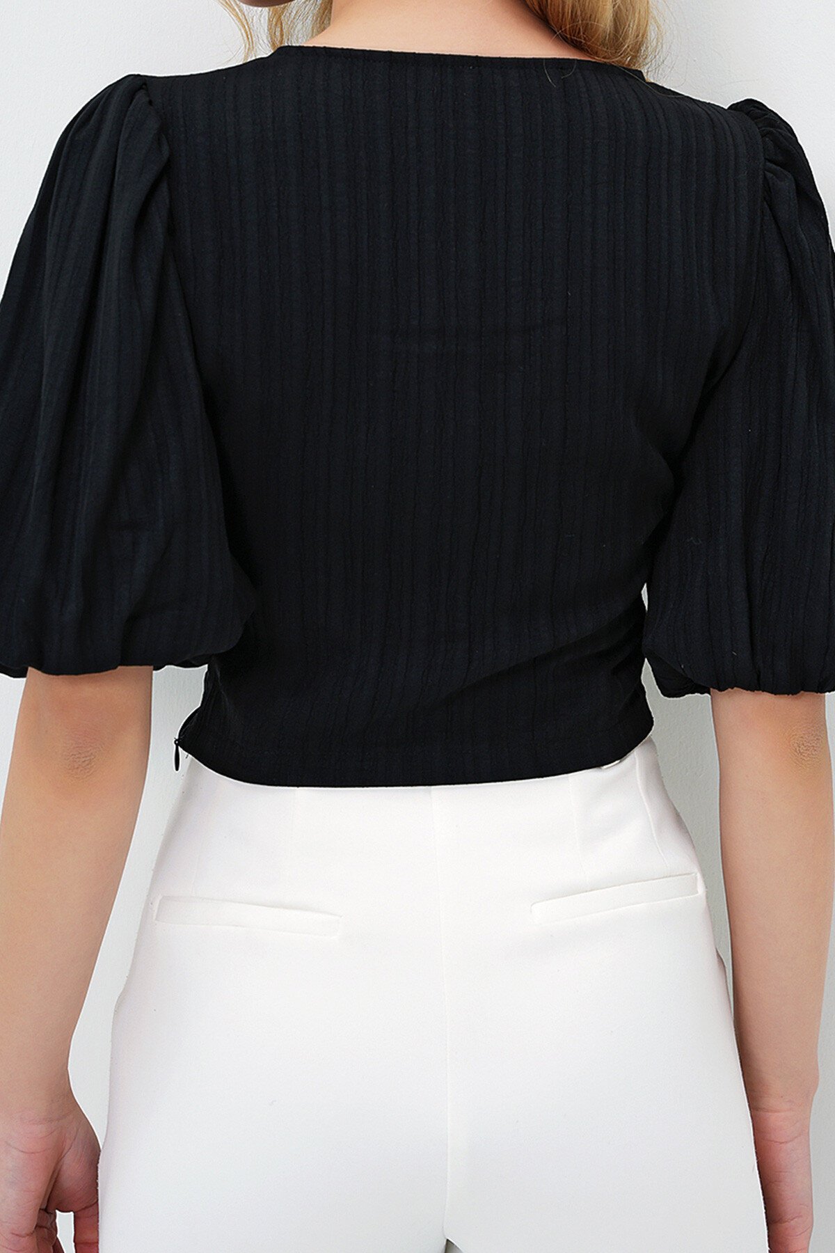 Siyah V Yaka Düğüm Detaylı Gizli Fermuarlı Balon Kol Dokuma Bluz