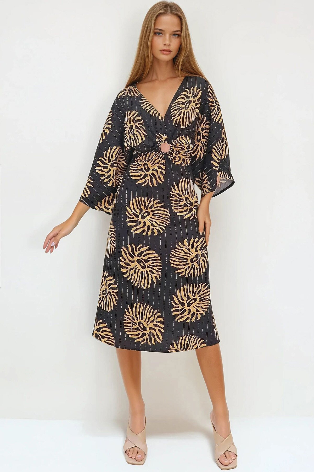 Siyah V Yaka Halka Detaylı Dokuma Viskon Elbise