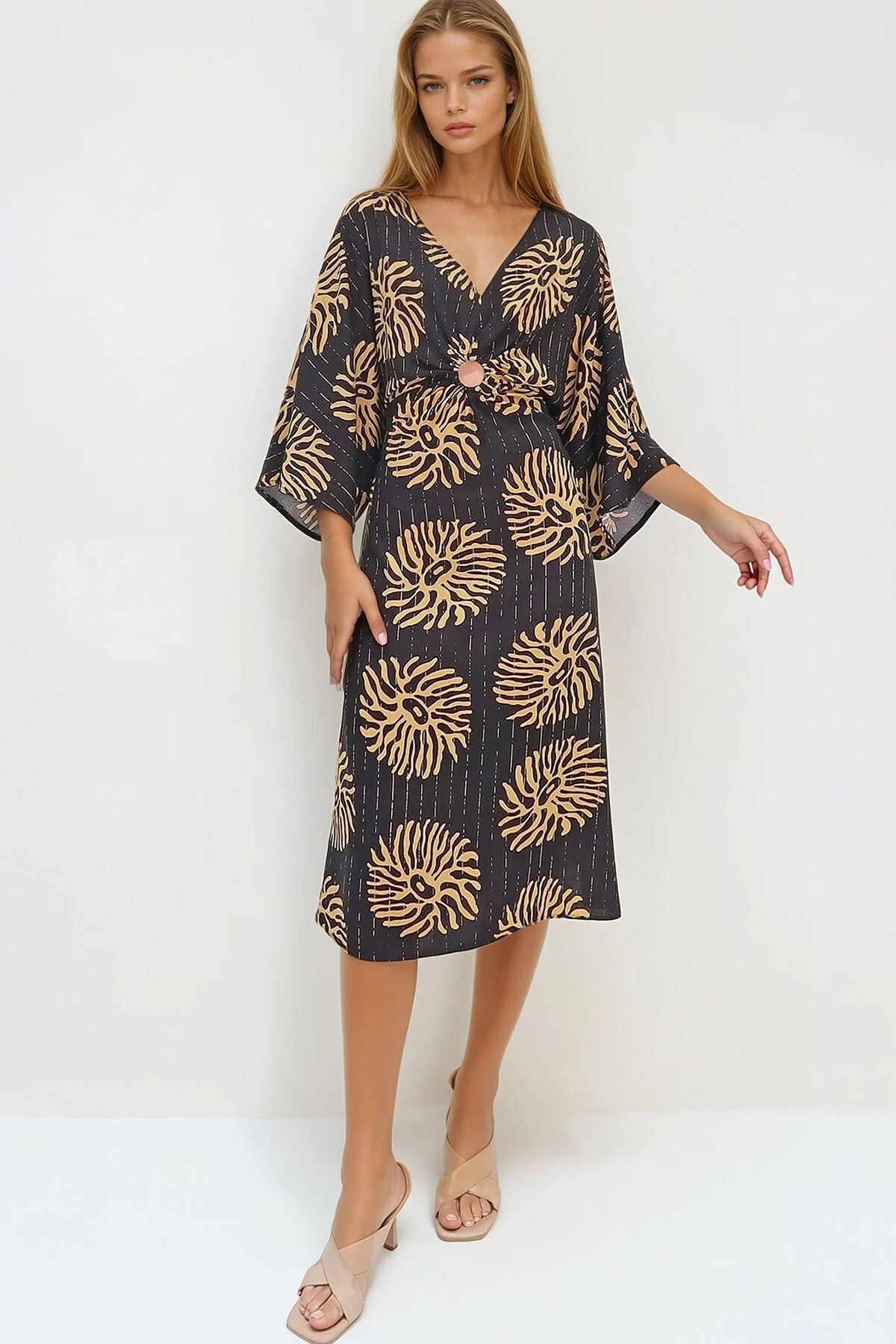 Siyah V Yaka Halka Detaylı Dokuma Viskon Elbise