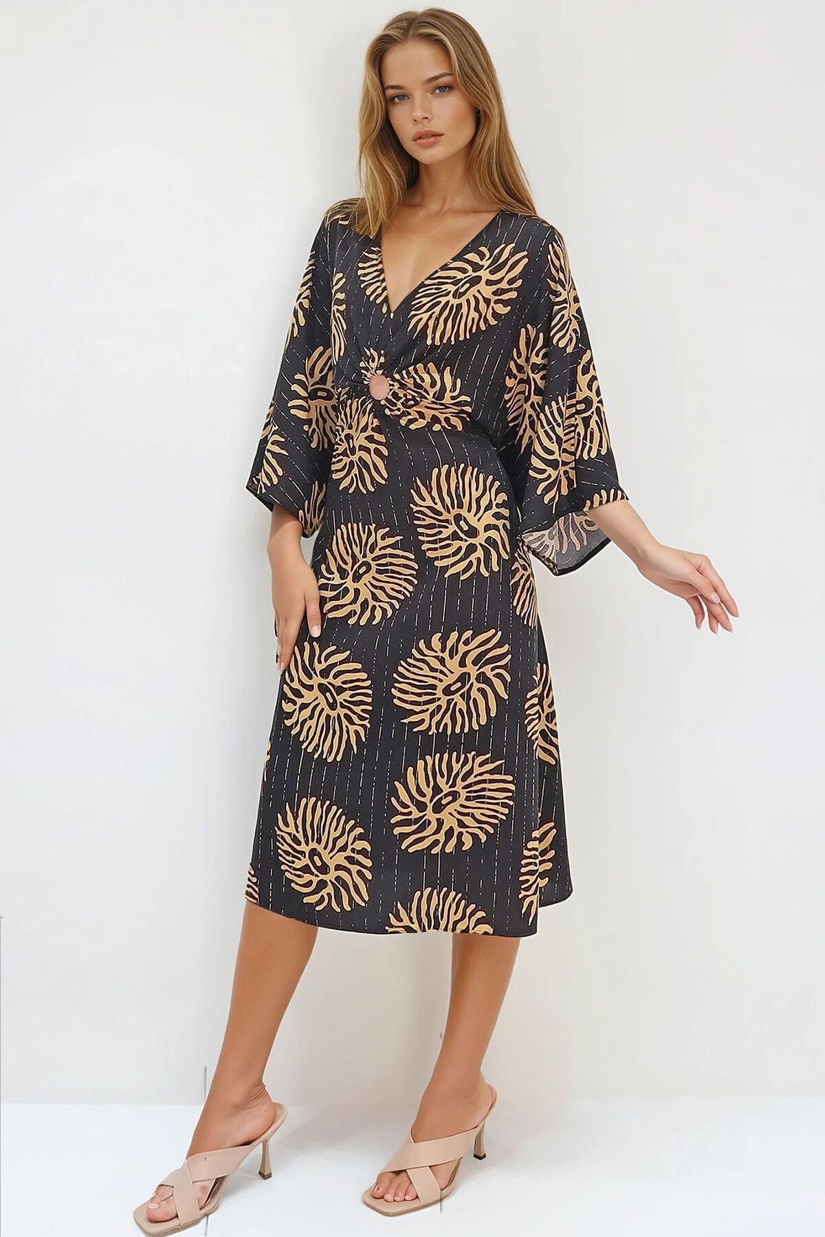 Siyah V Yaka Halka Detaylı Dokuma Viskon Elbise