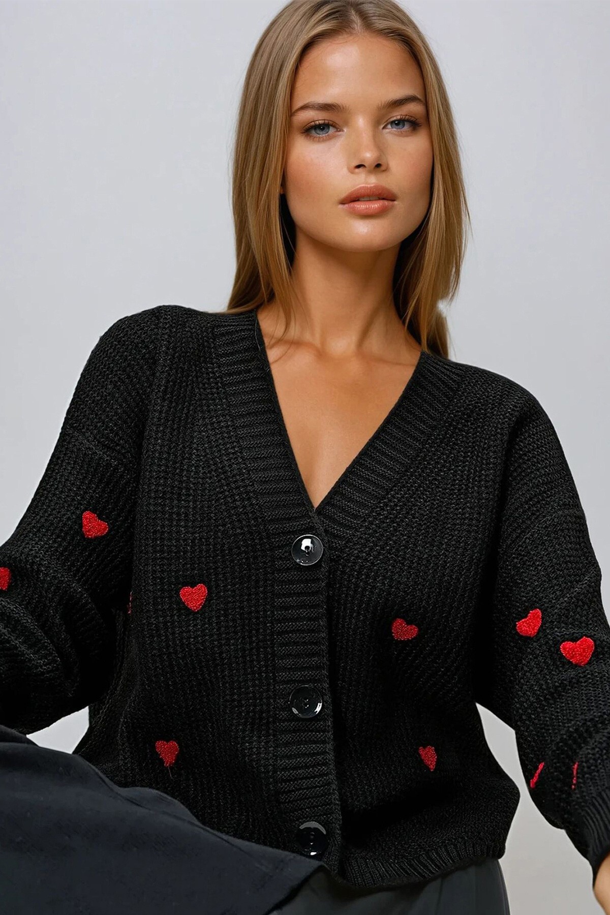 Siyah V Yaka Kalp Nakışlı Triko Hırka