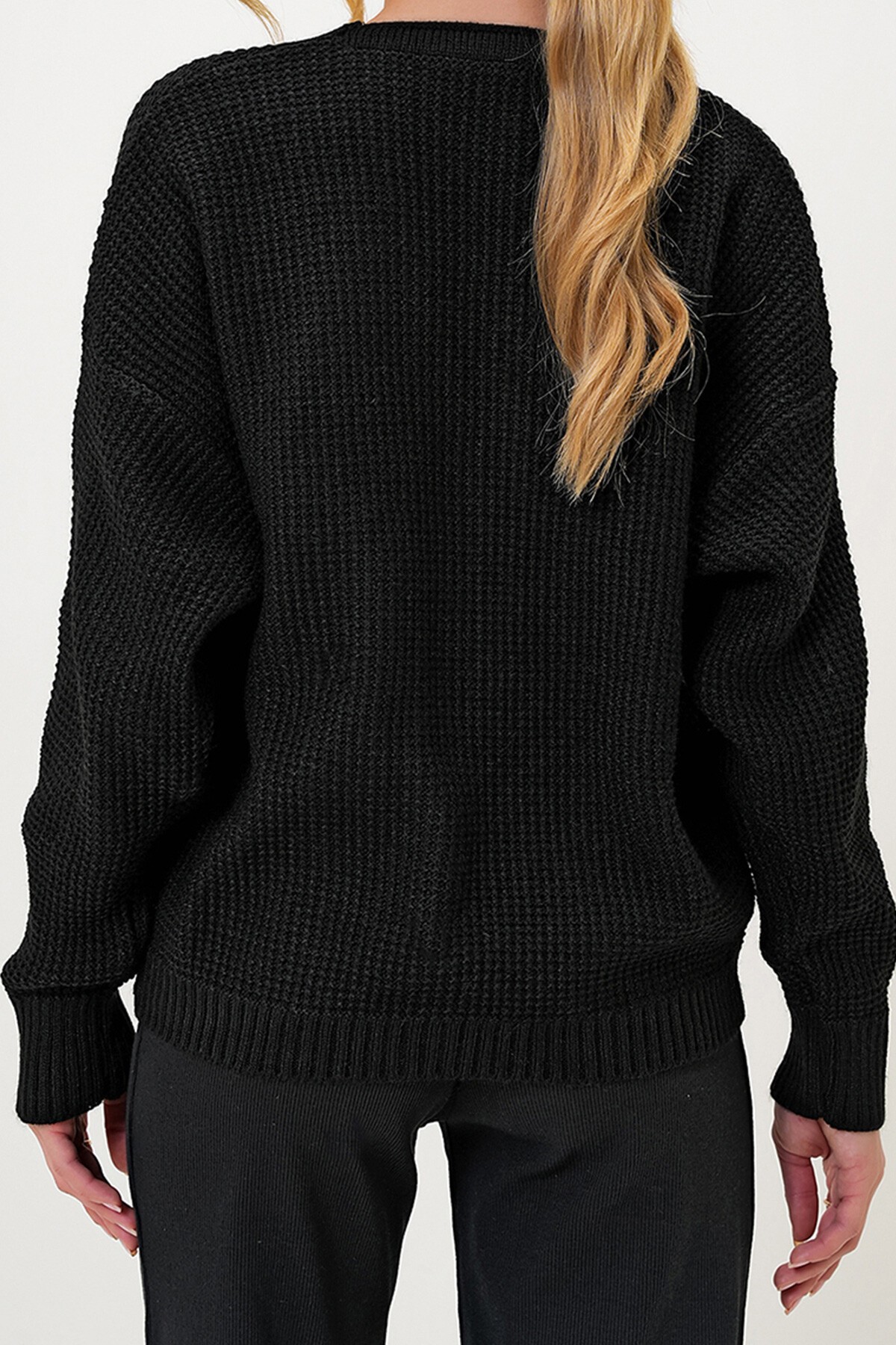 Siyah V Yaka Kalp Nakışlı Triko Hırka