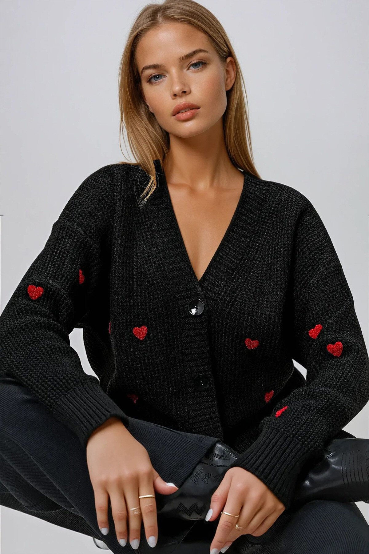 Siyah V Yaka Kalp Nakışlı Triko Hırka