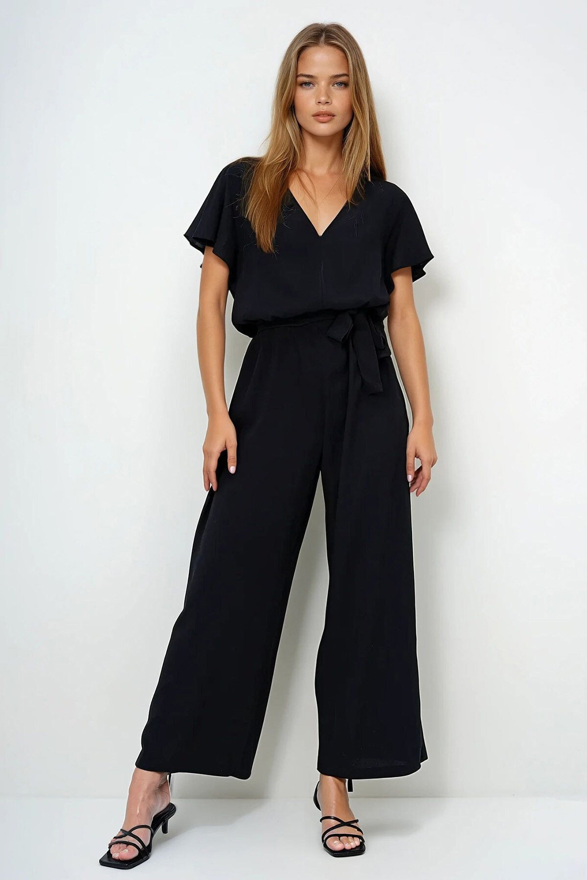 Siyah V Yaka Kolları Volanlı Kendinden Kuşaklı Dokuma Yazlık Tulum