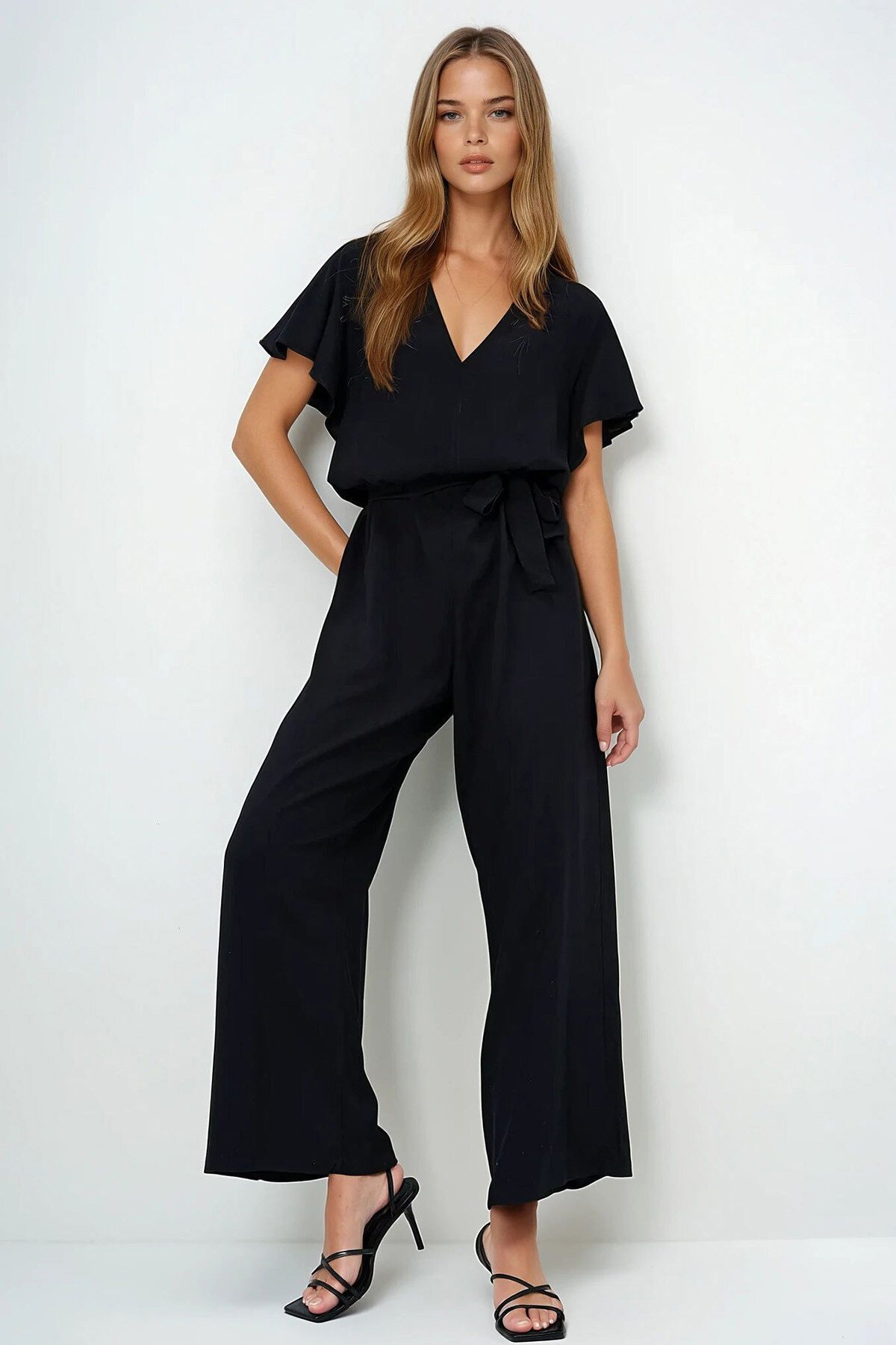 Siyah V Yaka Kolları Volanlı Kendinden Kuşaklı Dokuma Yazlık Tulum