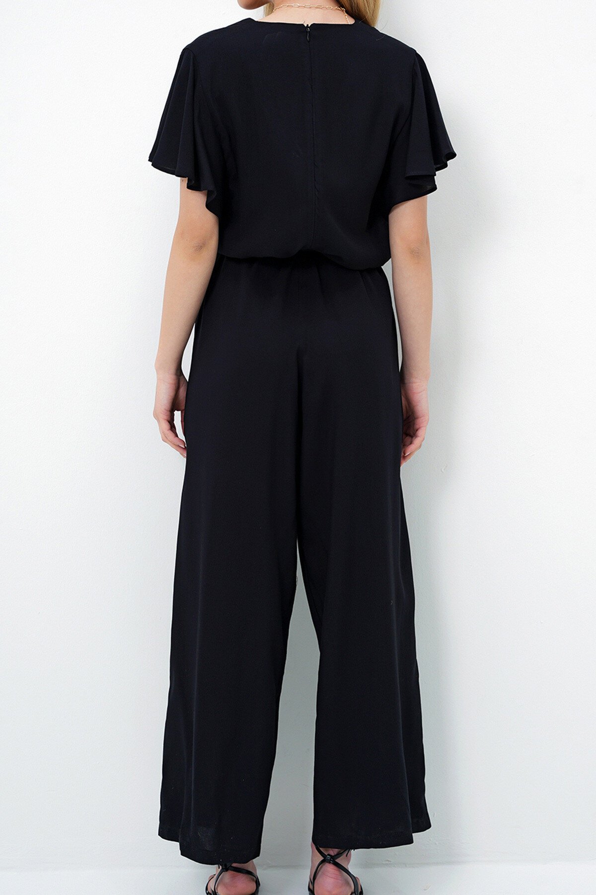 Siyah V Yaka Kolları Volanlı Kendinden Kuşaklı Dokuma Yazlık Tulum