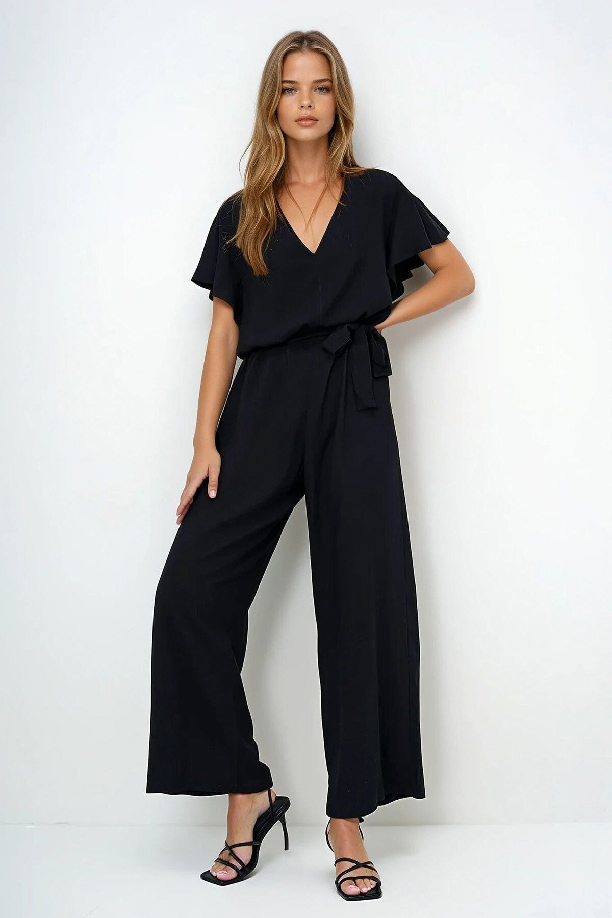 Siyah V Yaka Kolları Volanlı Kendinden Kuşaklı Dokuma Yazlık Tulum