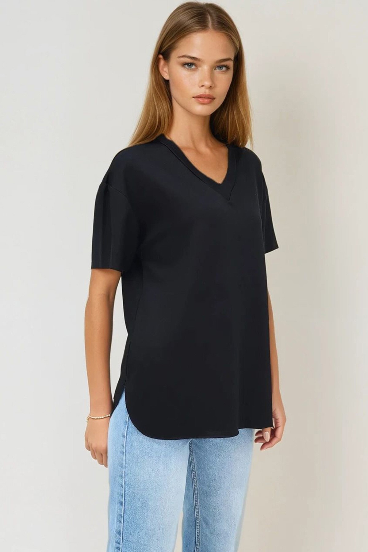Siyah V Yaka Lazer Kesim Oversize Modal T Shirt