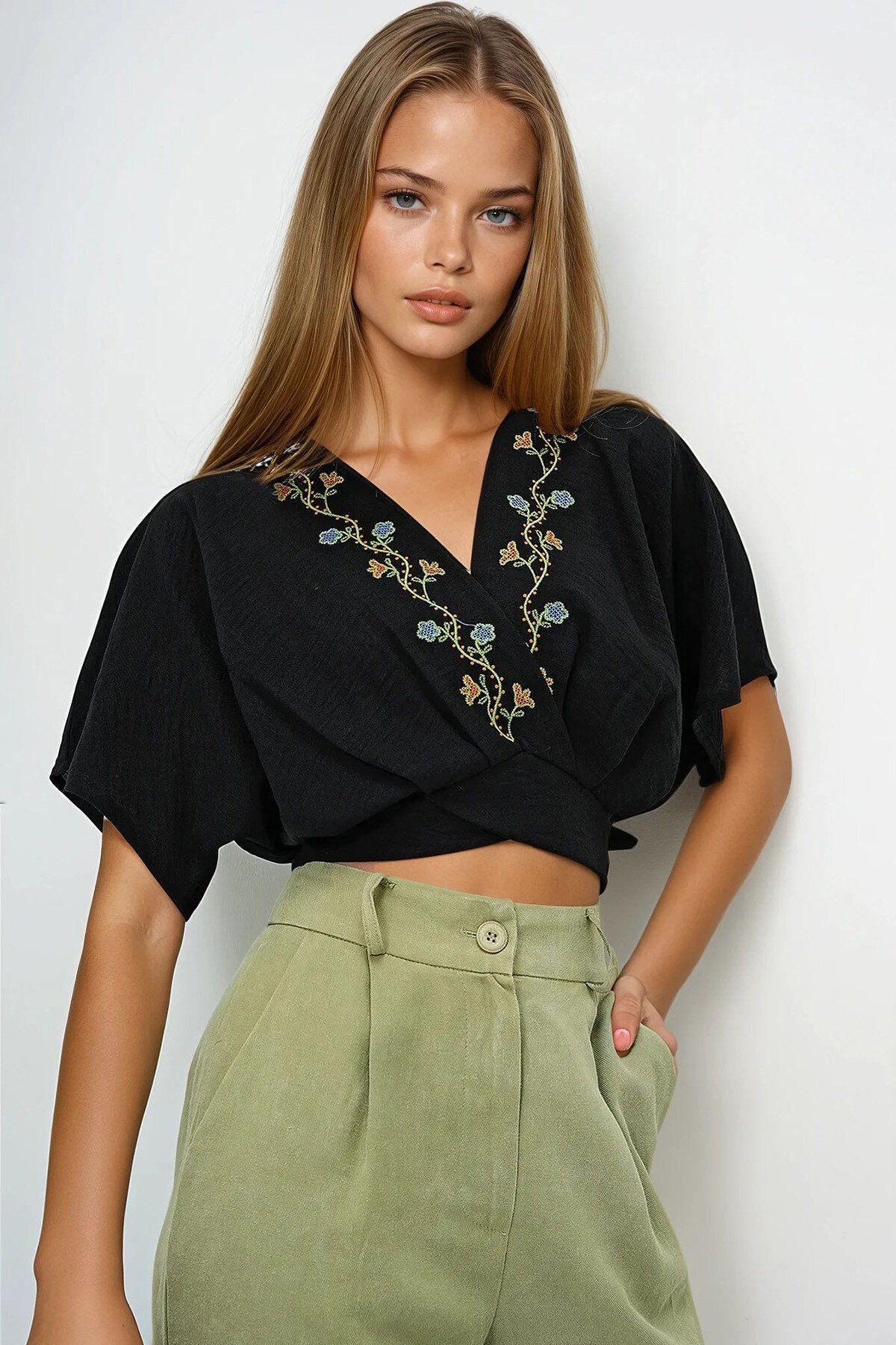 Siyah V Yaka Nakış İşlemeli Dokuma Crop Bluz