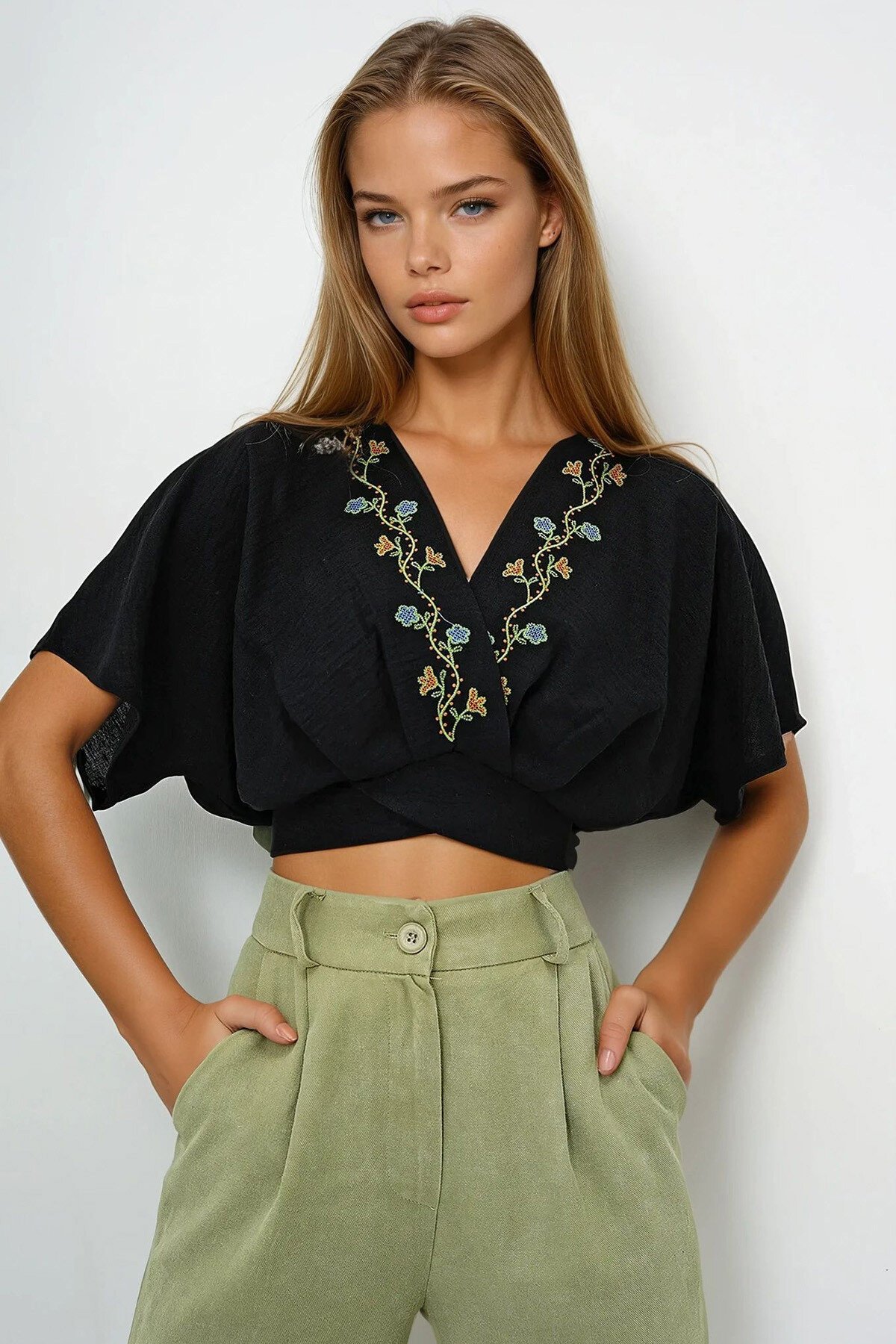 Siyah V Yaka Nakış İşlemeli Dokuma Crop Bluz