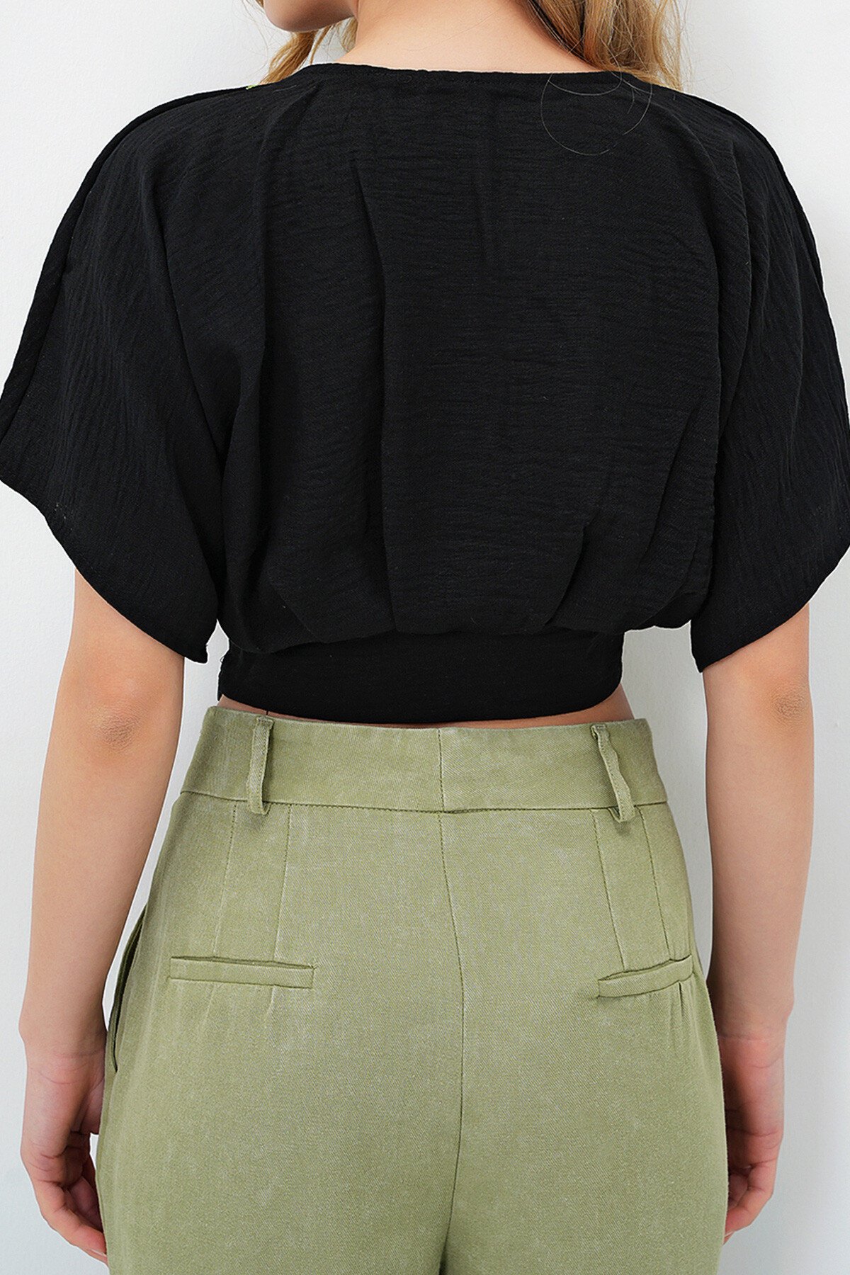 Siyah V Yaka Nakış İşlemeli Dokuma Crop Bluz