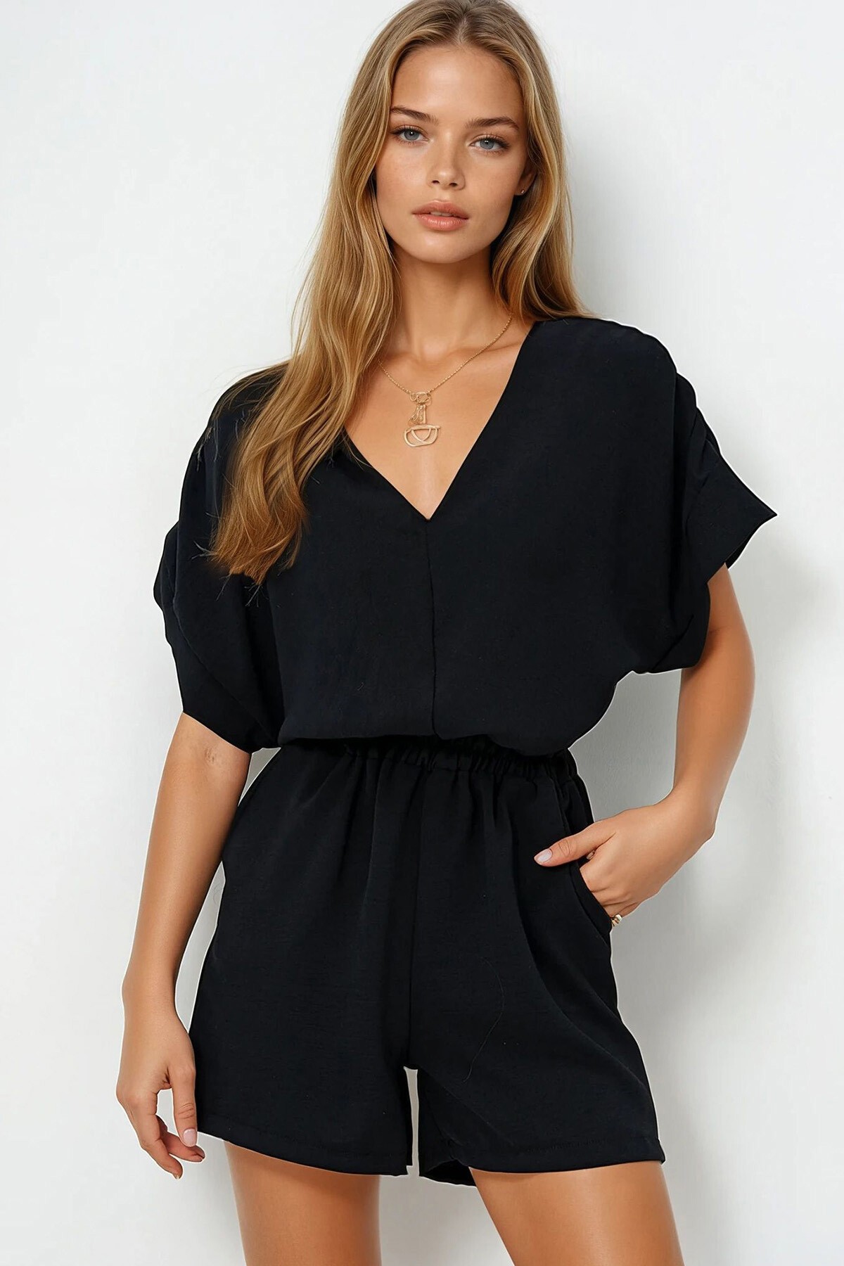 Siyah V Yaka Omuzları Büzgülü Çift Cepli Aerobin Tulum