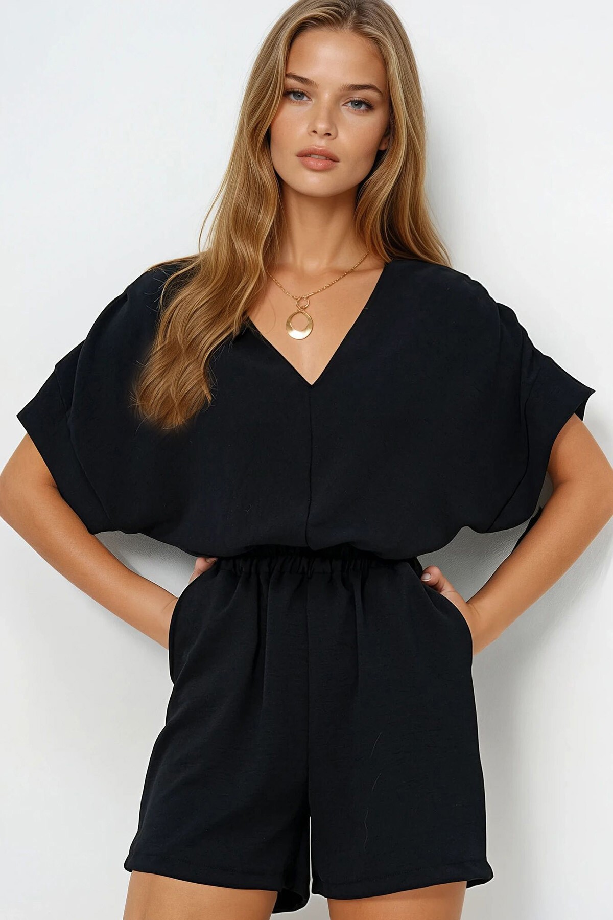 Siyah V Yaka Omuzları Büzgülü Çift Cepli Aerobin Tulum