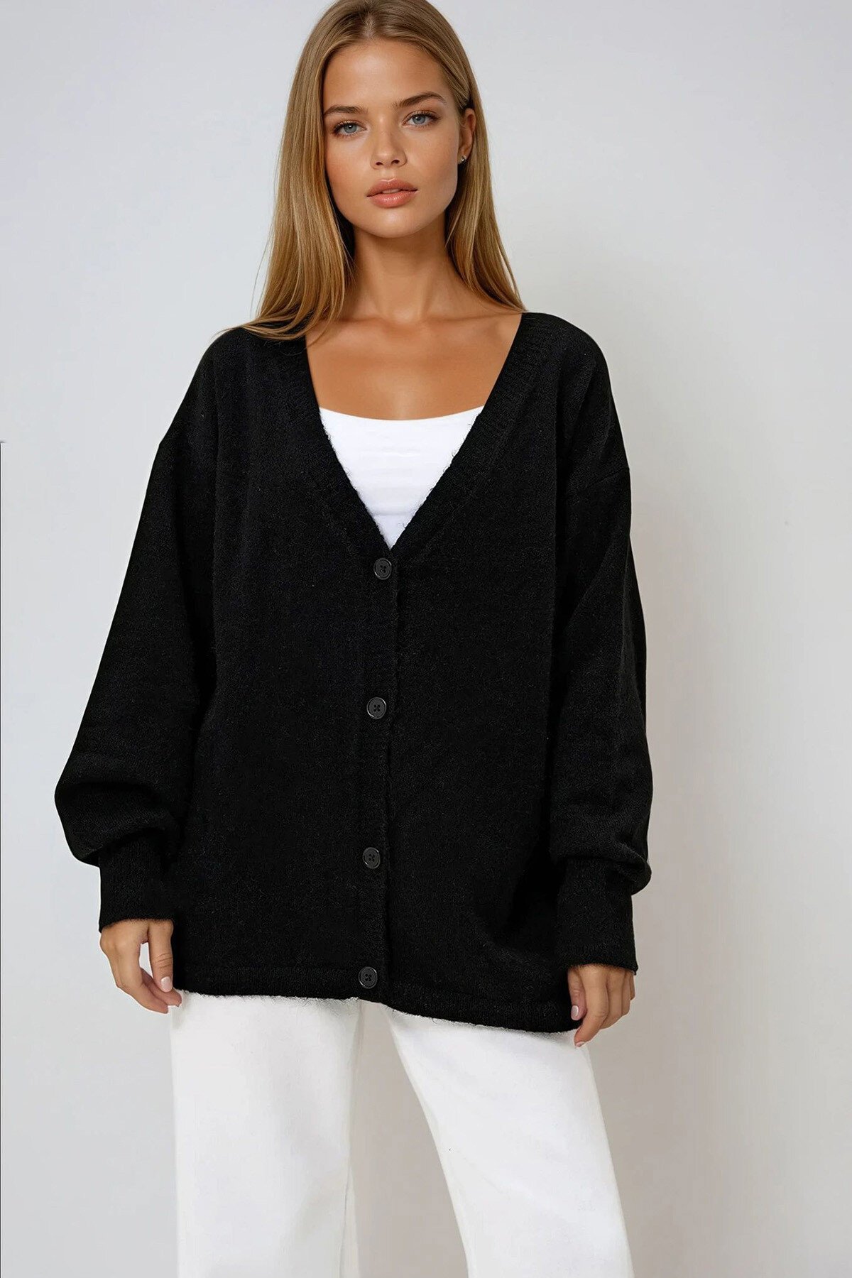 Siyah V Yaka Önü Düğmeli Oversize Kışlık Triko Hırka