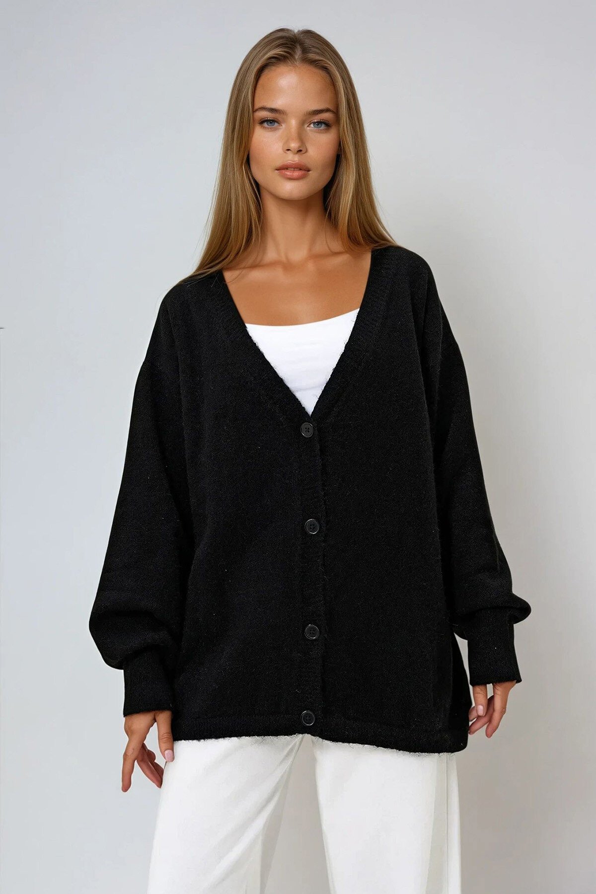 Siyah V Yaka Önü Düğmeli Oversize Kışlık Triko Hırka