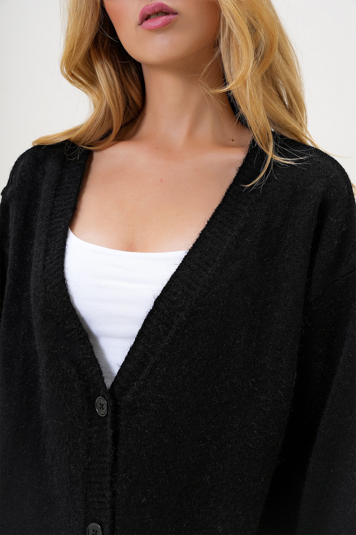 Siyah V Yaka Önü Düğmeli Oversize Kışlık Triko Hırka