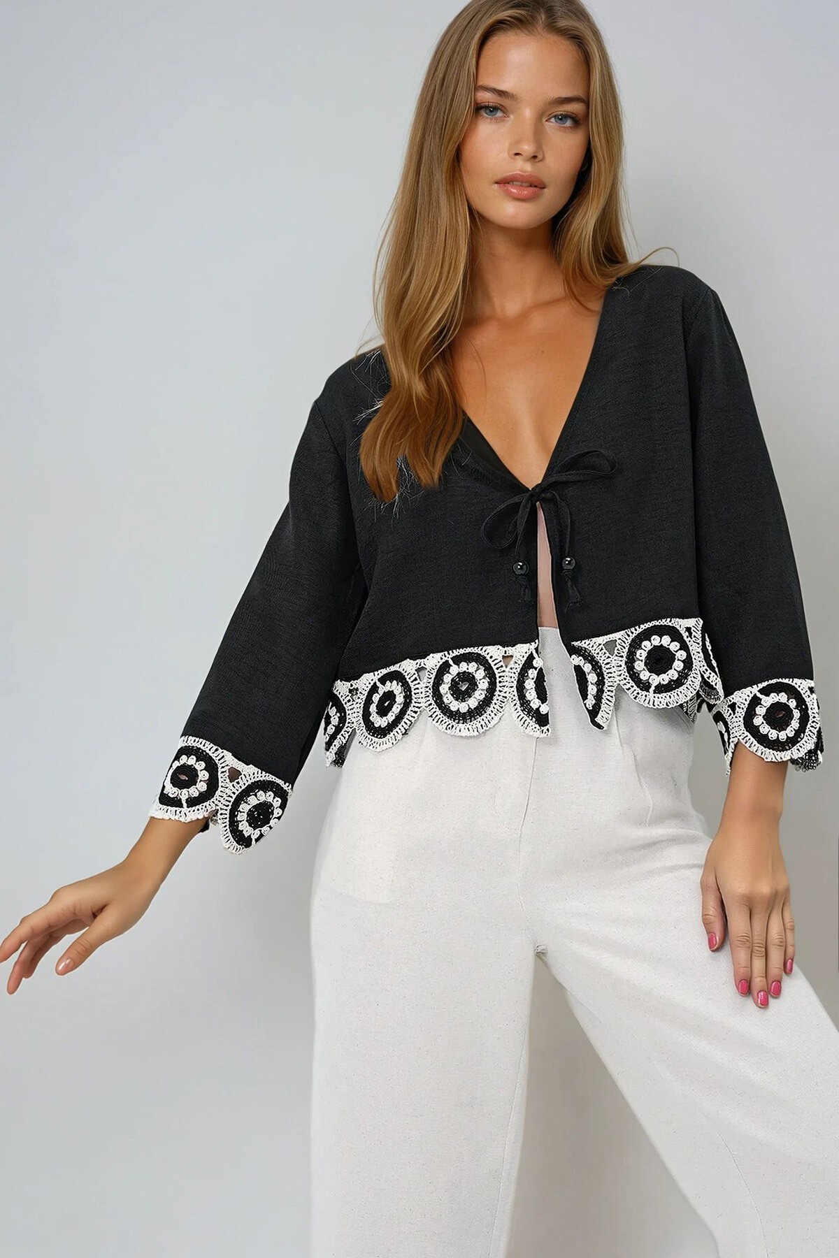 Siyah V Yaka Tığ İşi Motif Detaylı Bağlamalı Yazlık Ceket