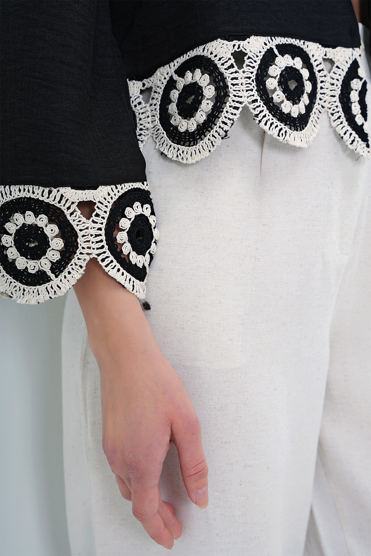 Siyah V Yaka Tığ İşi Motif Detaylı Bağlamalı Yazlık Ceket