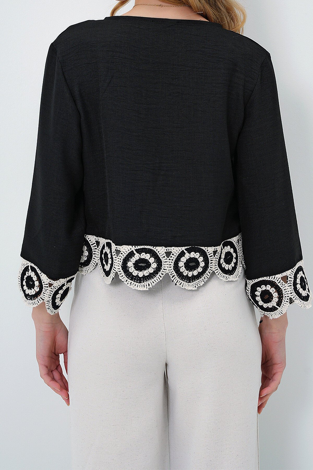 Siyah V Yaka Tığ İşi Motif Detaylı Bağlamalı Yazlık Ceket