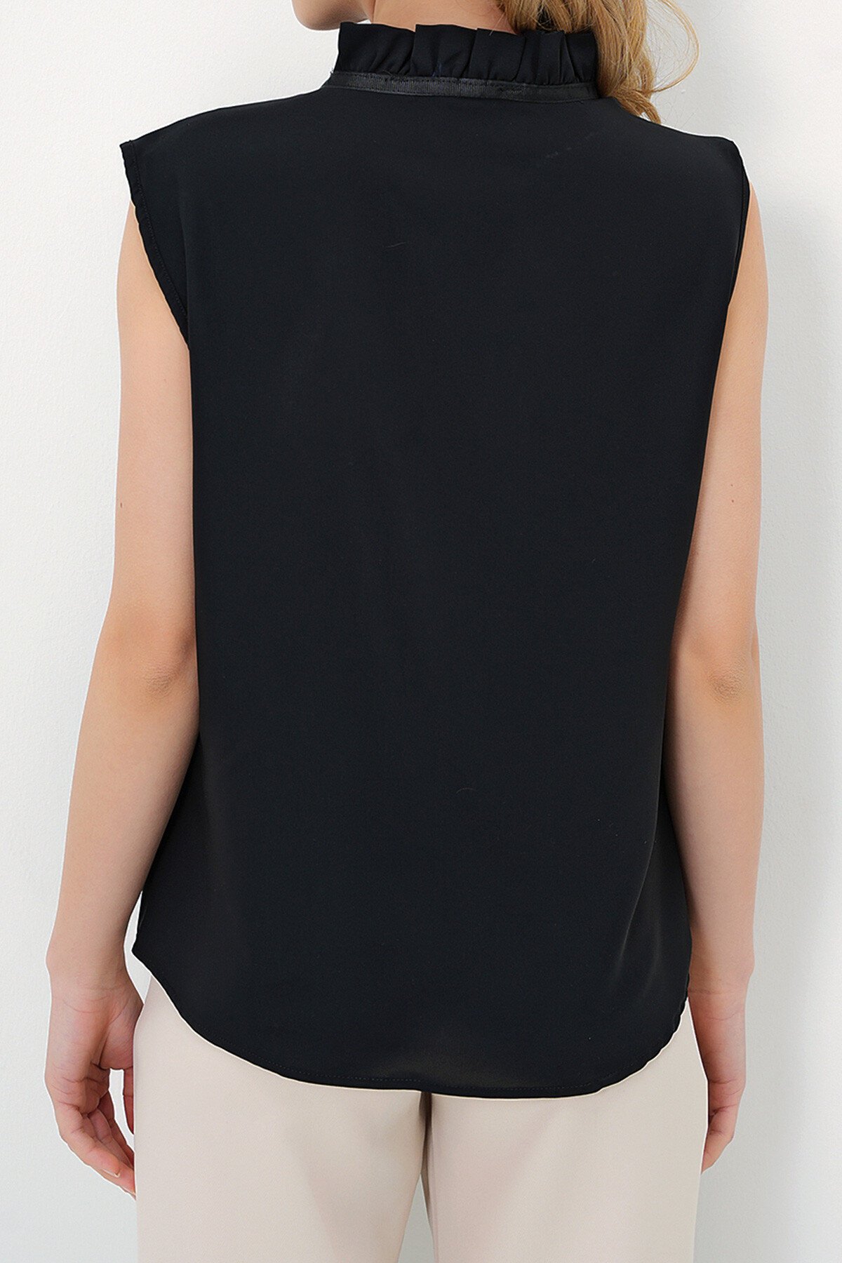 Siyah Yakası Fırfırlı Fiyonk Detaylı Kolsuz Dokuma Bluz