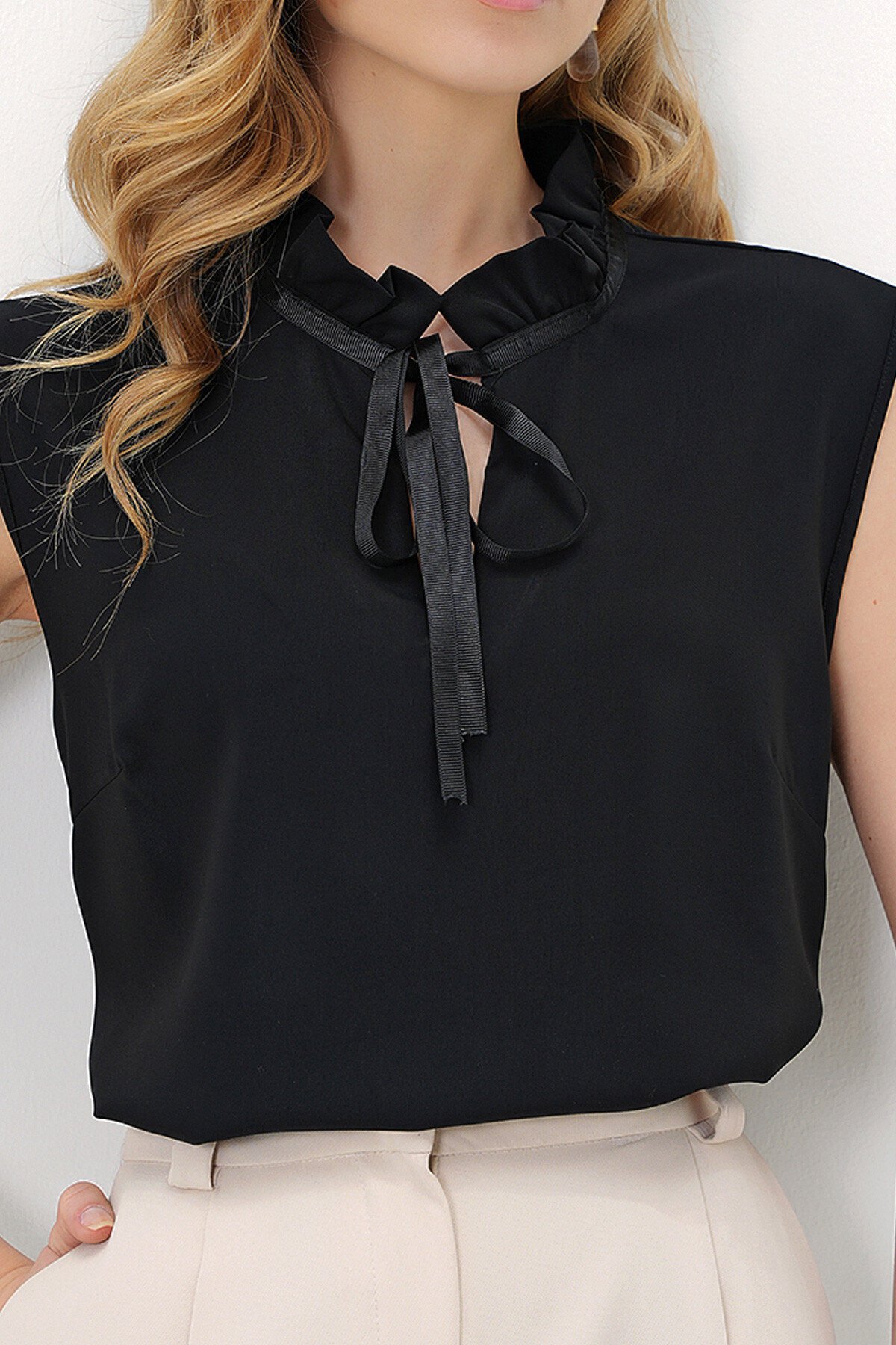 Siyah Yakası Fırfırlı Fiyonk Detaylı Kolsuz Dokuma Bluz