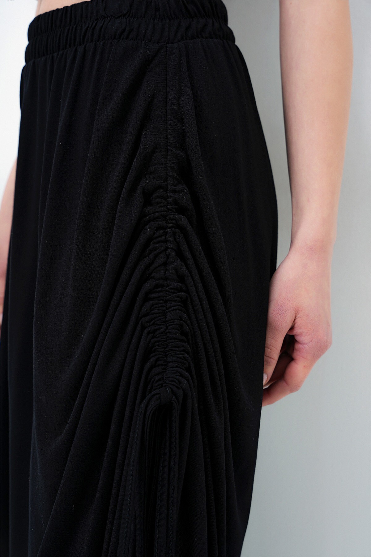 Siyah Yanları Bağcık Detaylı Yazlık Şalvar Pantolon