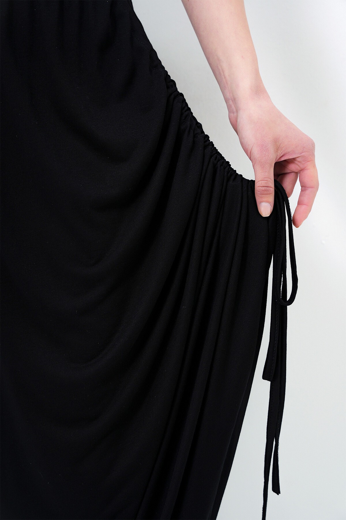 Siyah Yanları Bağcık Detaylı Yazlık Şalvar Pantolon