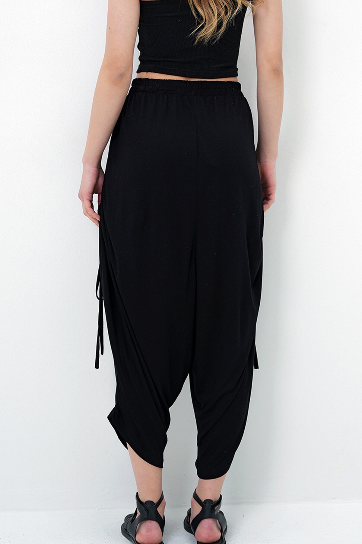 Siyah Yanları Bağcık Detaylı Yazlık Şalvar Pantolon