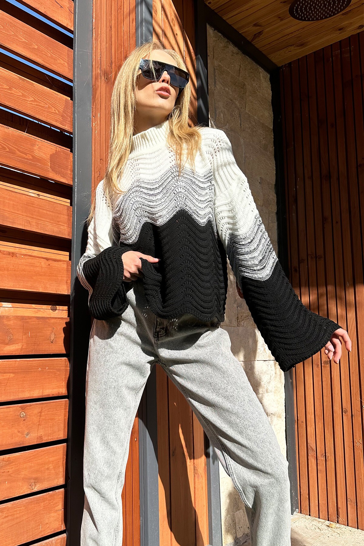 Siyah Yarım Balıkçı Ajurlu Ve Bloklu Triko Kazak