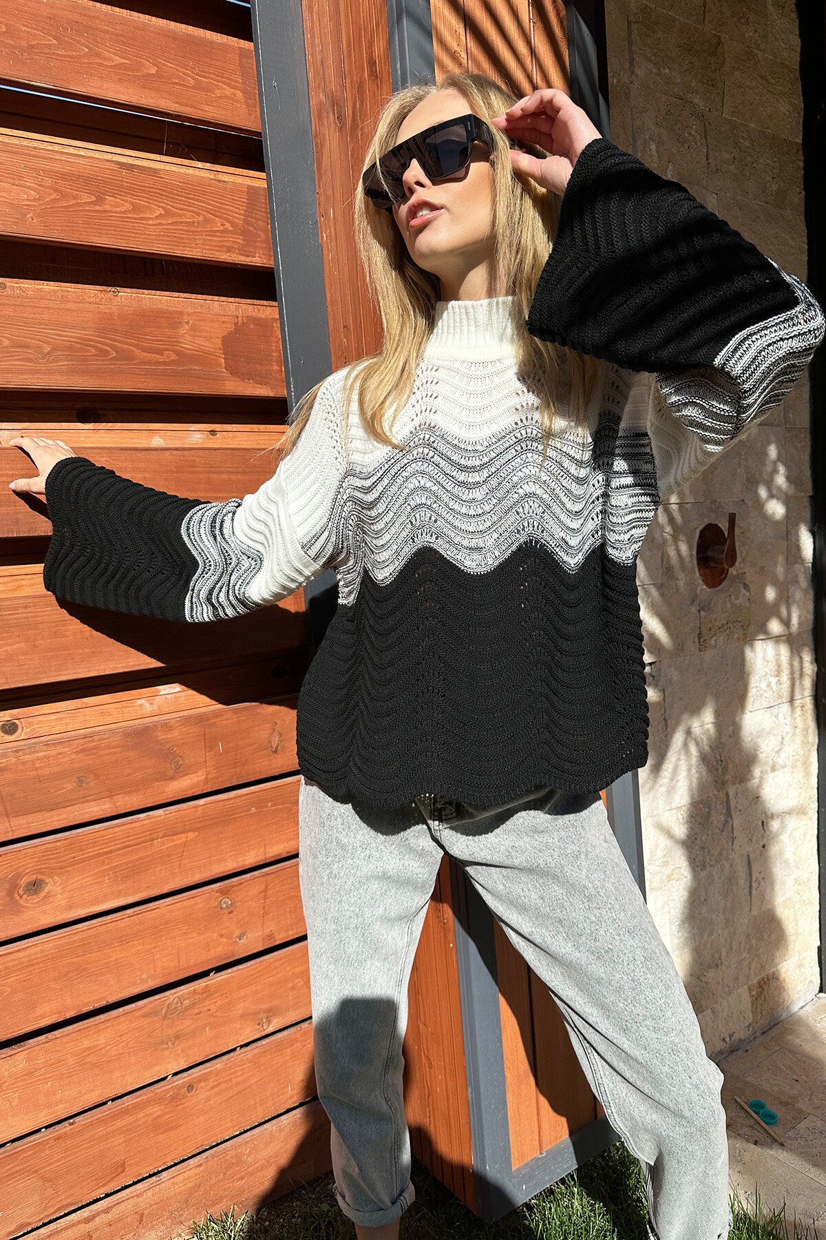 Siyah Yarım Balıkçı Ajurlu Ve Bloklu Triko Kazak