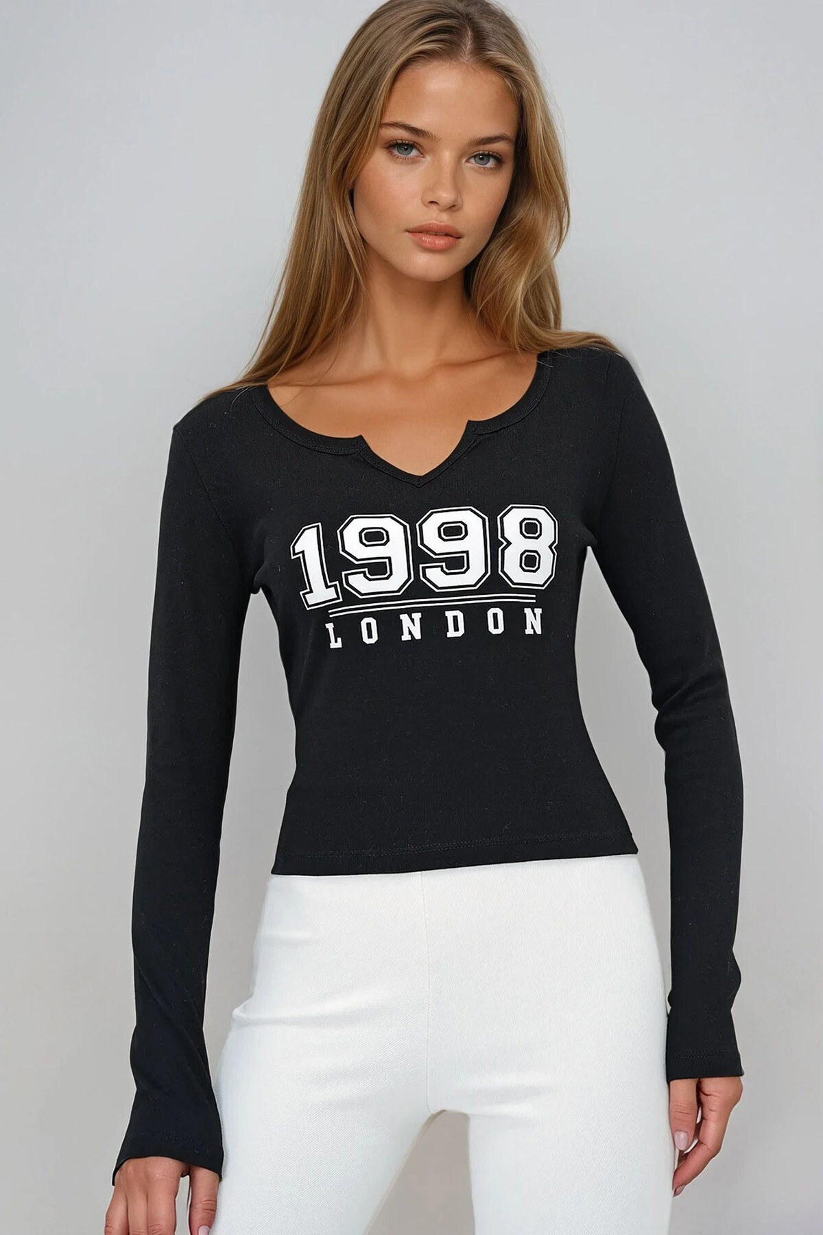 Siyah Yırtmaç Yaka Yazı Baskılı Crop Bluz