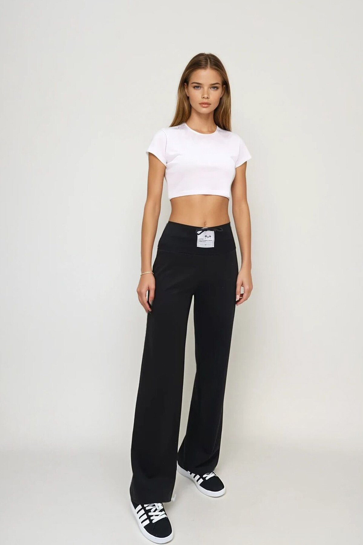 Siyah Yüksek Bel Armalı Bol Paça Eşofman Altı