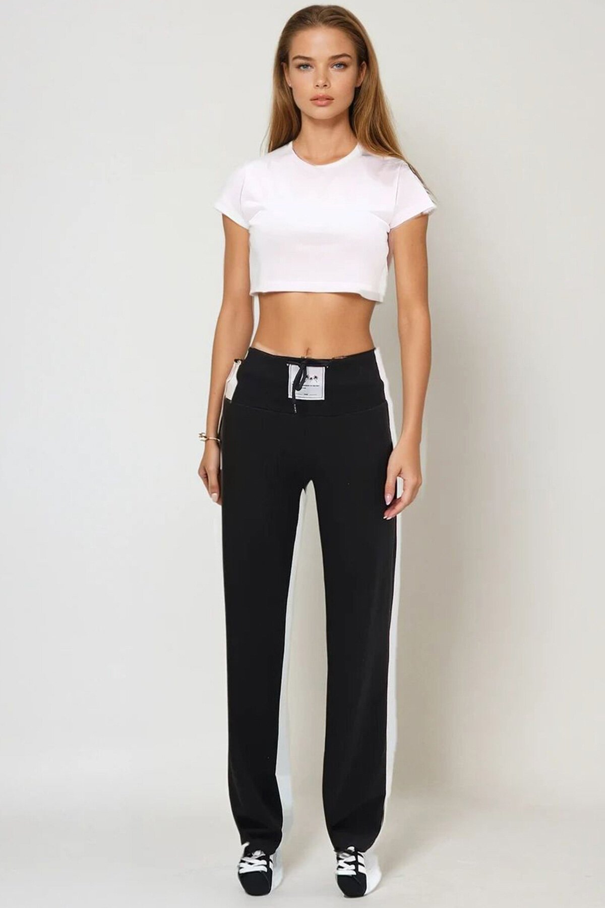 Siyah Yüksek Bel Armalı Bol Paça Eşofman Altı