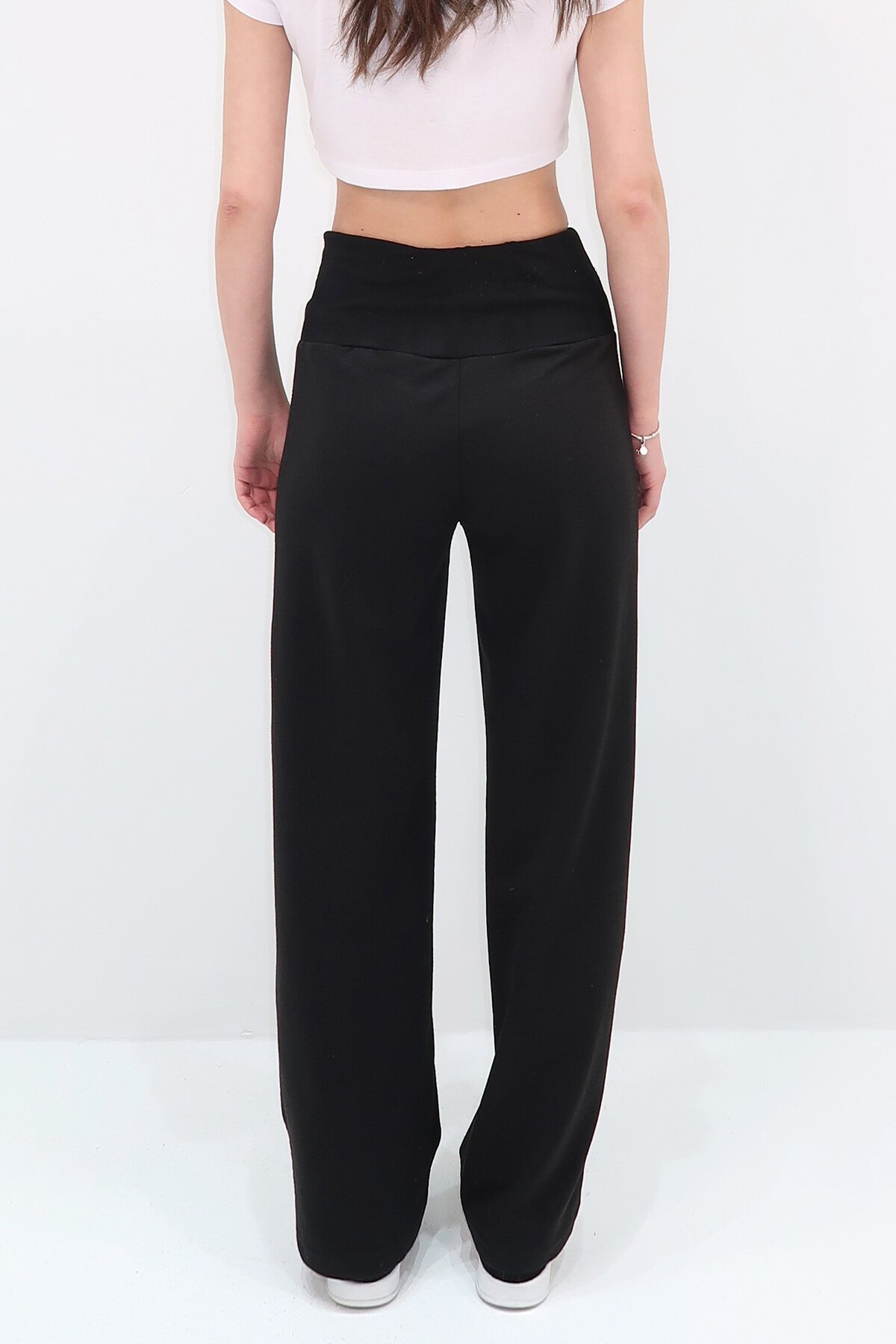 Siyah Yüksek Bel Armalı Bol Paça Eşofman Altı