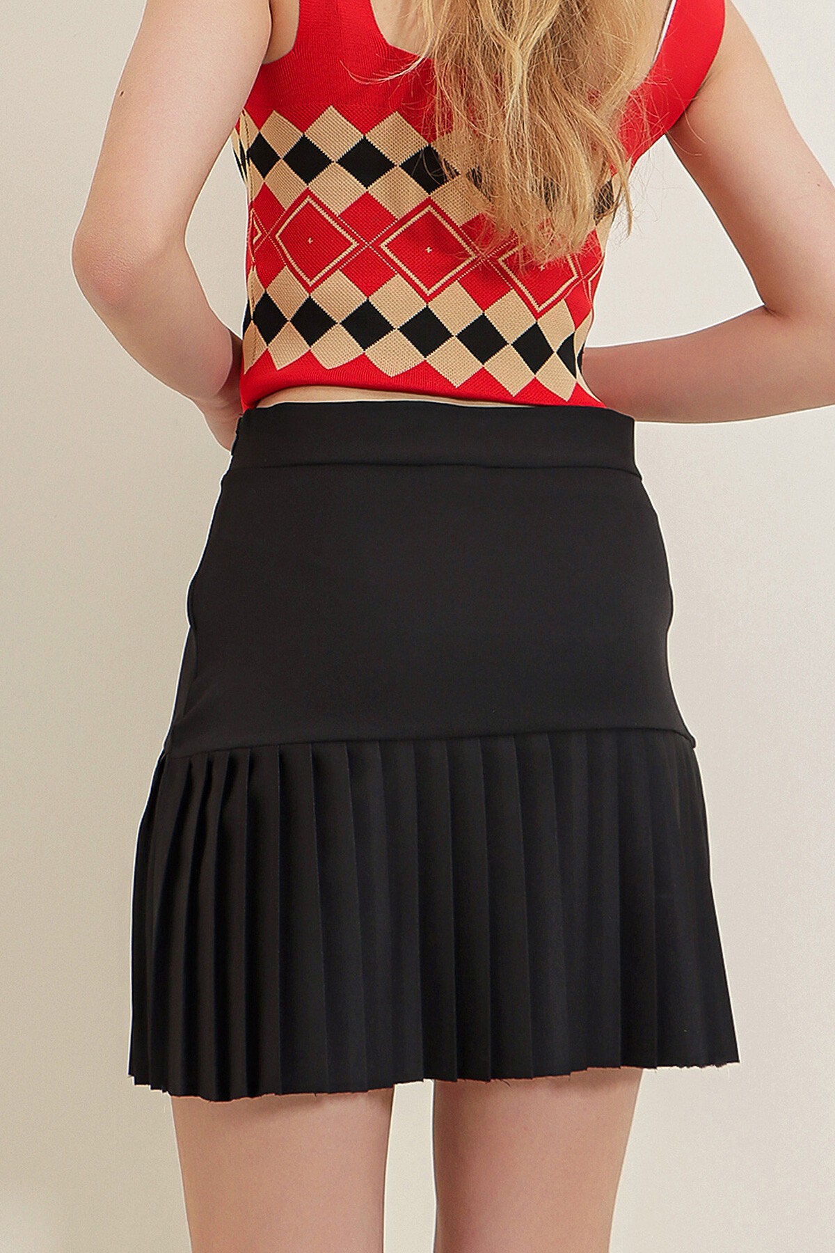 Siyah Yüksek Bel Yanı Fermuarlı Piliseli Dokuma Mini Etek