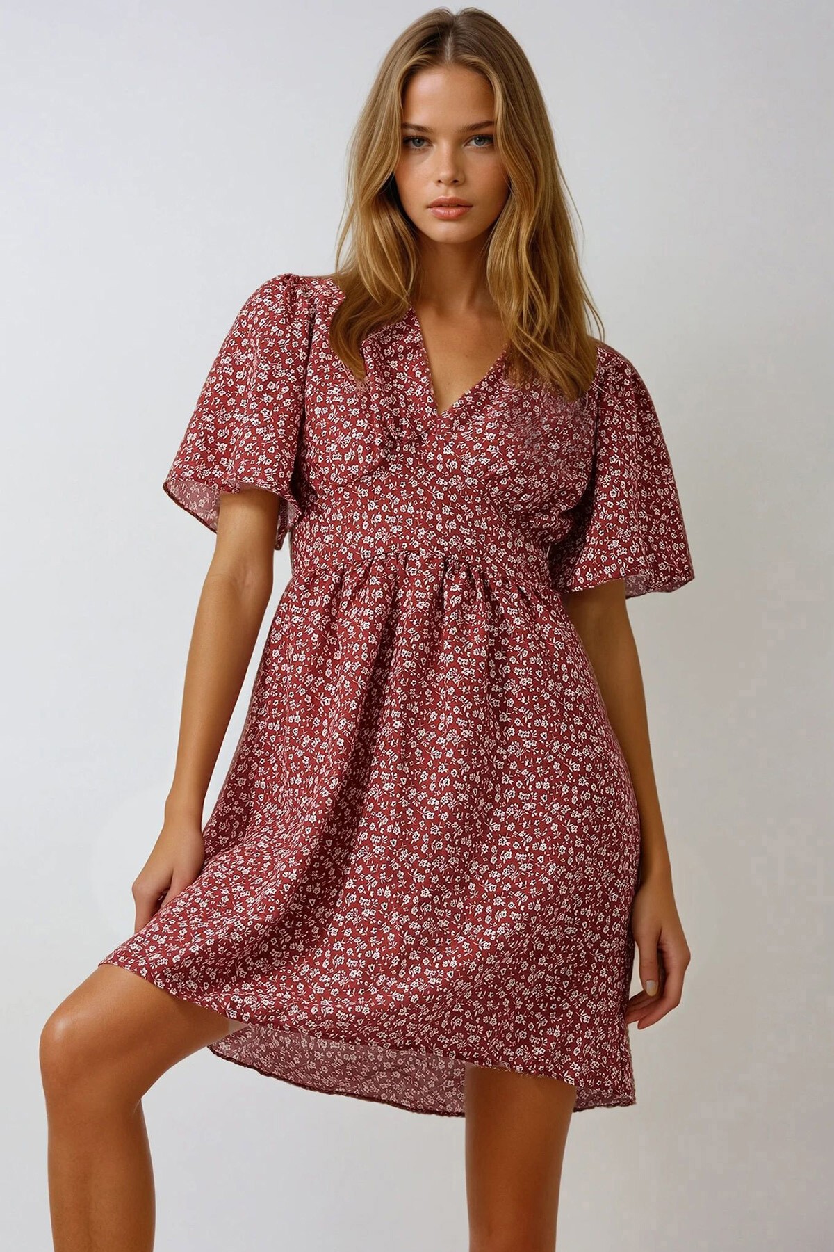 Tarçın V Yaka Kısa Kol Çiçek Desenli Eteği Volanlı Dokuma Elbise